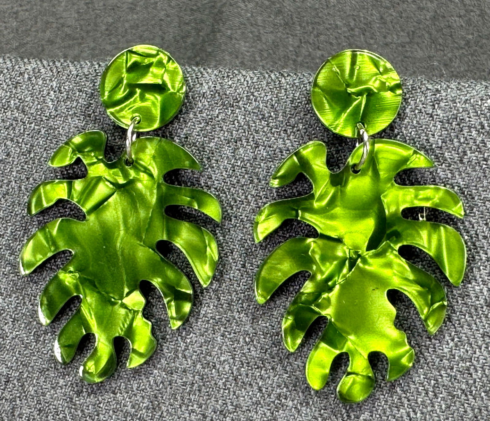 Vintage marbled green palm leaf dangle lucite stud earrings (1 of 4)