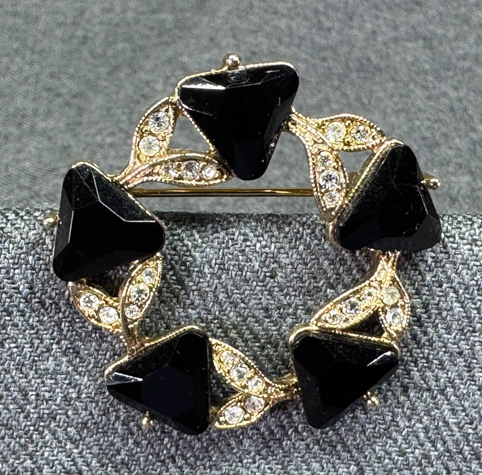 Vintage wreath brooch pin. Faceted black glass & clear crystals gold-toned metal: IN HOUSE FLAT SHIPPING & HANDLING COST WITHIN ALL THE U.S. : $7 To bypass LiveShipping, and use our In-House shipping service for $7 or shipping combined for multiple lots, please select “Arrange Yo