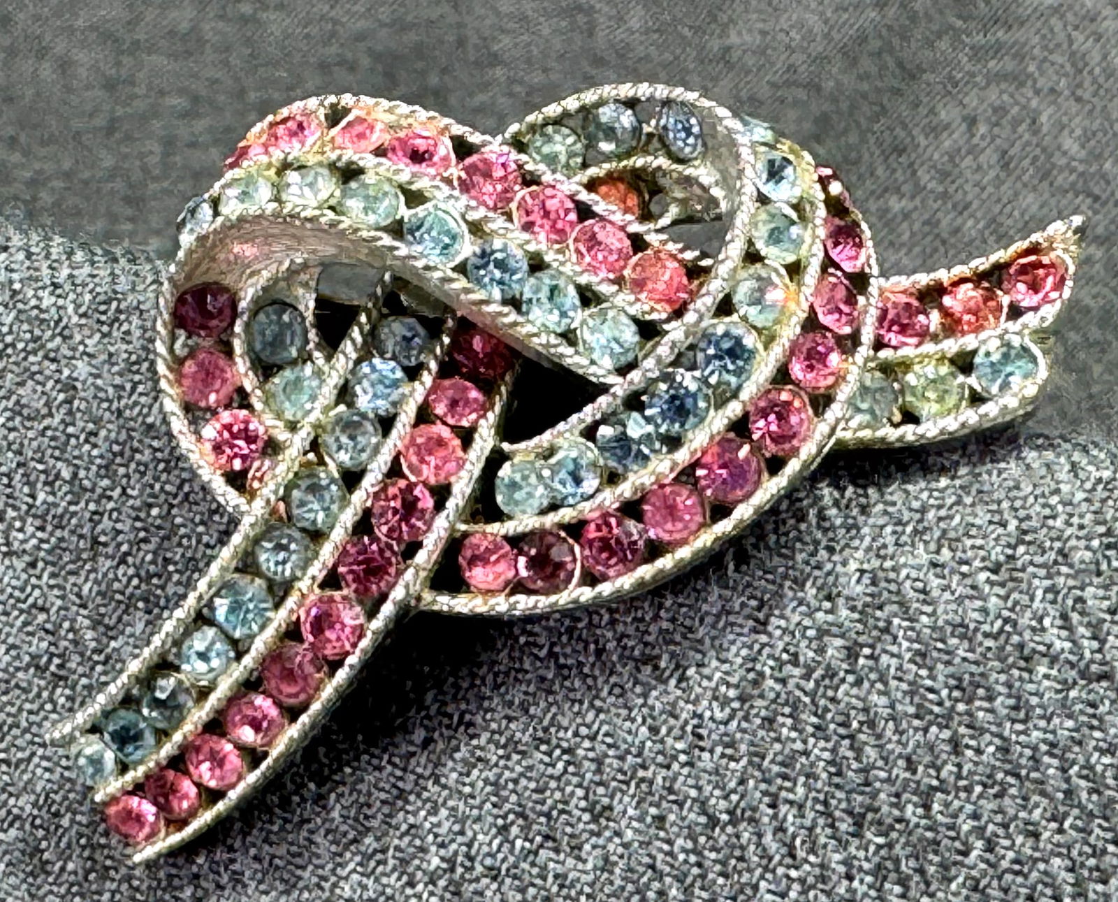 Vintage Lisner rose & skyblue silver-toned ribbon bow brooch pin (1 of 7)