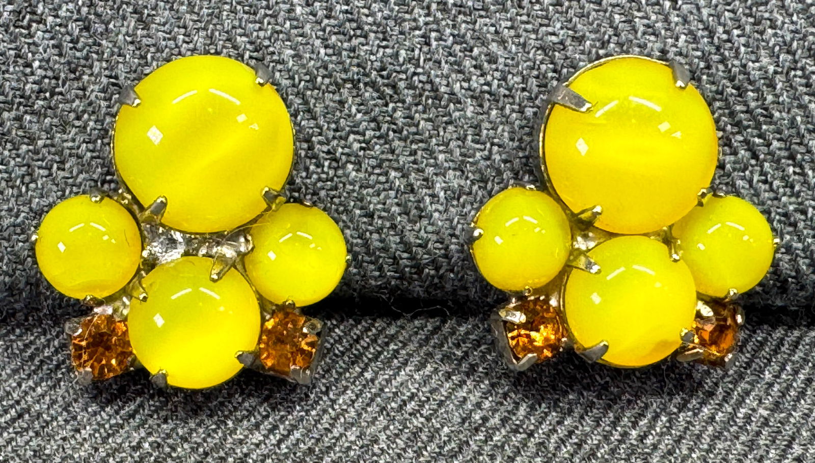 Vintage Juliana Style yellow glass & amber color crystals screw earrings. u: IN HOUSE FLAT SHIPPING & HANDLING COST WITHIN ALL THE U.S. : $7 To bypass LiveShipping, and use our In-House shipping service for $7 or shipping combined for multiple lots, please select “Arrange Yo