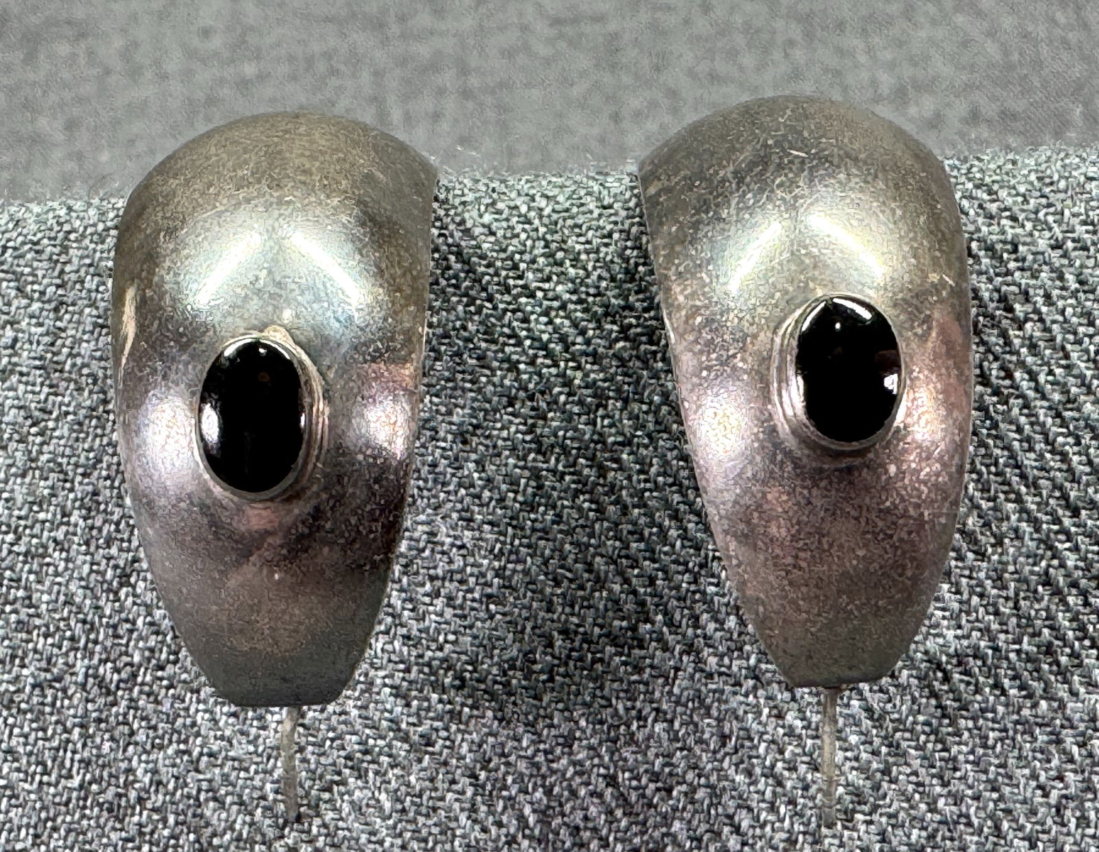 Vintage artisan black enamel sterling silver half hoop stud earrings: IN HOUSE FLAT SHIPPING & HANDLING COST WITHIN ALL THE U.S. : $7 To bypass LiveShipping, and use our In-House shipping service for $7 or shipping combined for multiple lots, please select “Arrange Yo