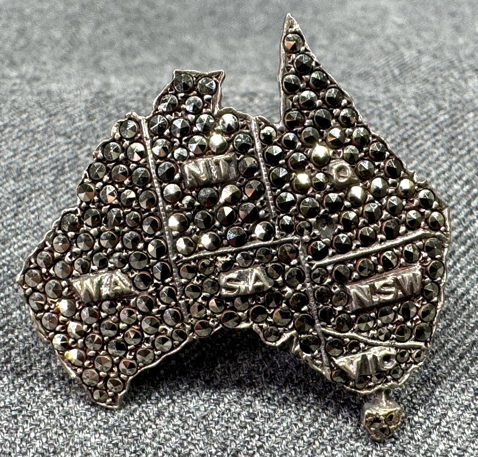 Vintage marcasites sterling silver Australia map brooch pin: IN HOUSE FLAT SHIPPING & HANDLING COST WITHIN ALL THE U.S. : $7 To bypass LiveShipping, and use our In-House shipping service for $7 or shipping combined for multiple lots, please select “Arrange Yo