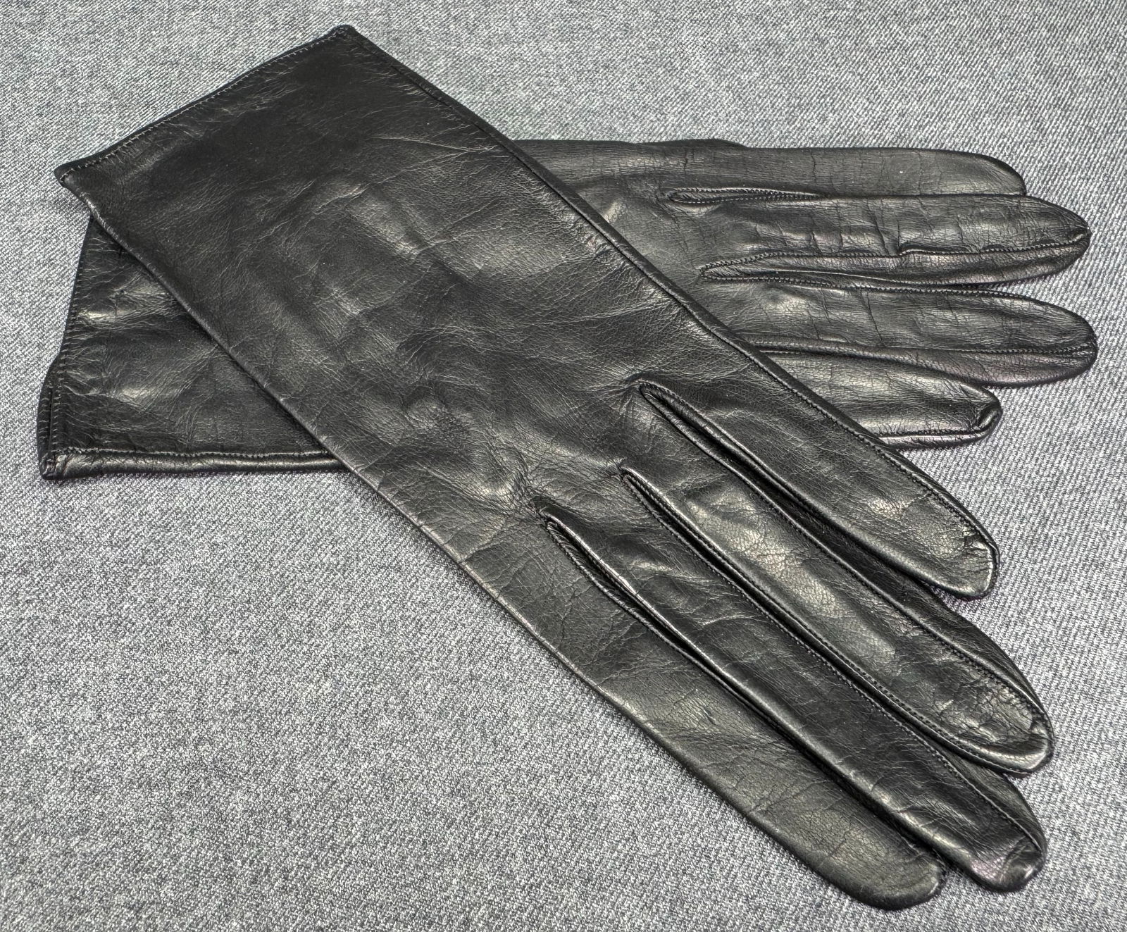 Vintage French Saks Fifth Avenue genuine black leather gloves. Size 7 . Lined in silk: IN HOUSE FLAT SHIPPING & HANDLING COST WITHIN ALL THE U.S. : $7 To bypass LiveShipping, and use our In-House shipping service for $7 or shipping combined for multiple lots, please select “Arrange Yo