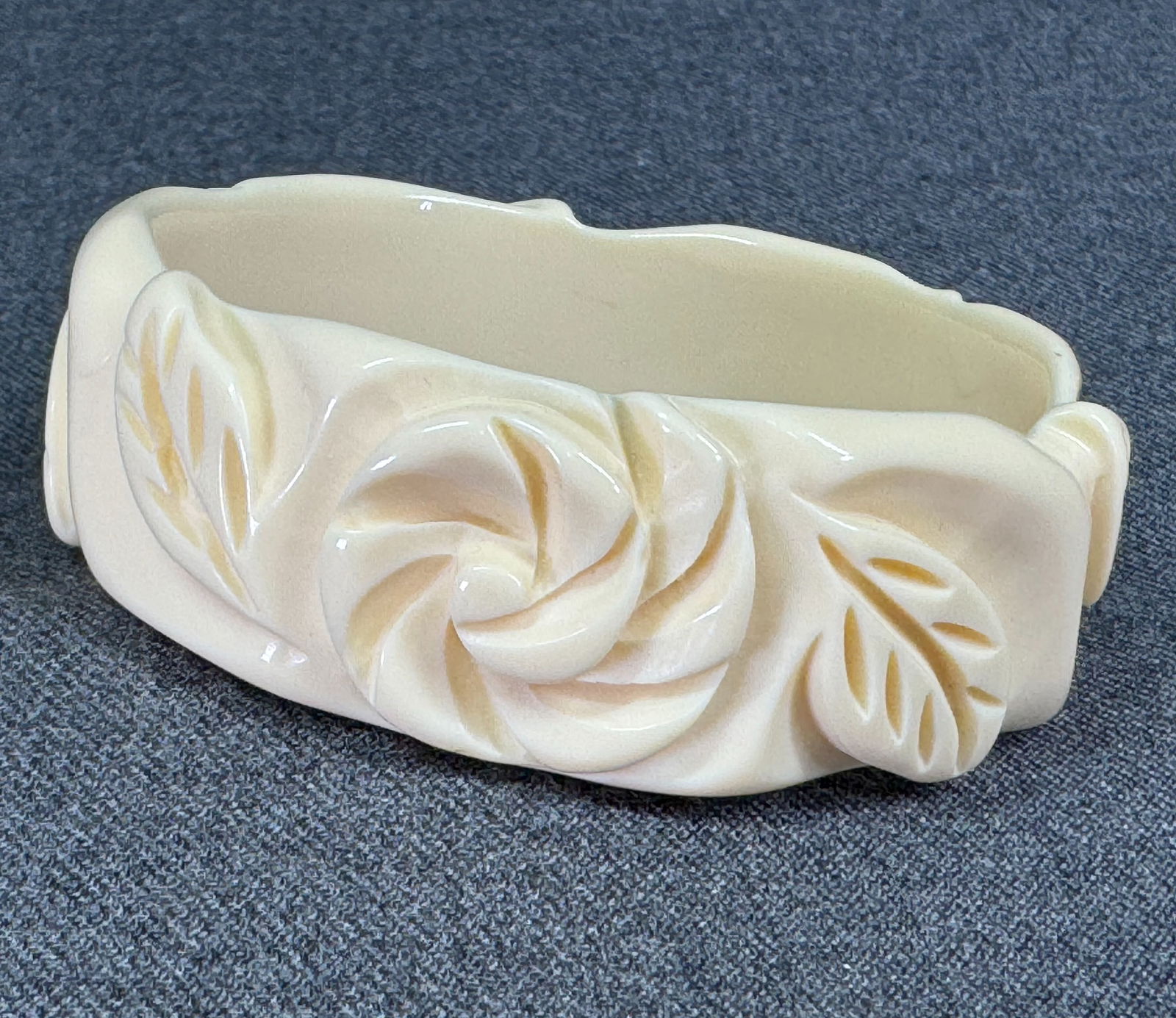 Vintage carved flowers & leaves creamy plastic bracelet bangle: IN HOUSE FLAT SHIPPING & HANDLING COST WITHIN ALL THE U.S. : $7 To bypass LiveShipping, and use our In-House shipping service for $7 or shipping combined for multiple lots, please select “Arrange Yo