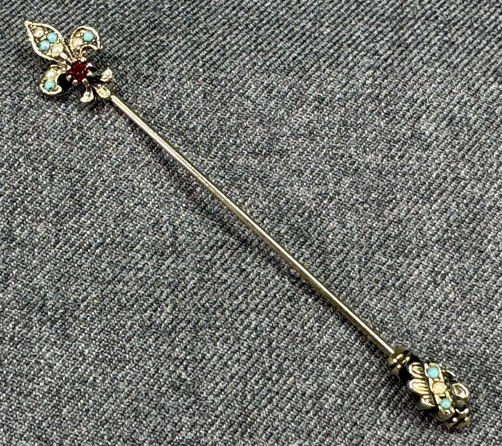 Vintage Goldette style jeweled gold-toned fleur de lis stick pin: IN HOUSE FLAT SHIPPING & HANDLING COST WITHIN ALL THE U.S. : $7 To bypass LiveShipping, and use our In-House shipping service for $7 or shipping combined for multiple lots, please select “Arrange Yo