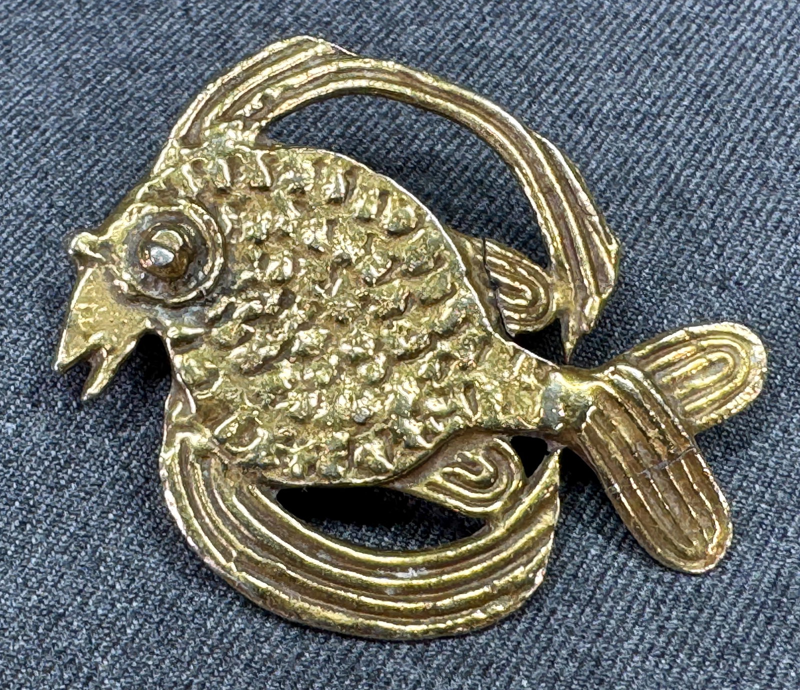 Vintage Alva Studios goldtone metal fish brooch pin: IN HOUSE FLAT SHIPPING & HANDLING COST WITHIN ALL THE U.S. : $7 To bypass LiveShipping, and use our In-House shipping service for $7 or shipping combined for multiple lots, please select “Arrange Yo