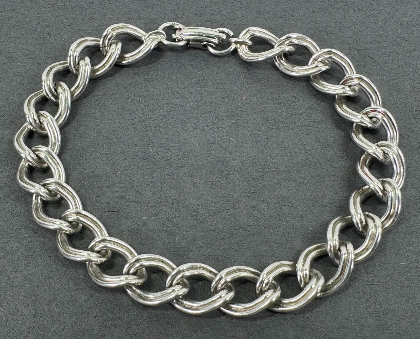 Vintage striped links silvertone metal chain bracelet for charms.: IN HOUSE FLAT SHIPPING & HANDLING COST WITHIN ALL THE U.S. : $7 To bypass LiveShipping, and use our In-House shipping service for $7 or shipping combined for multiple lots, please select “Arrange Yo