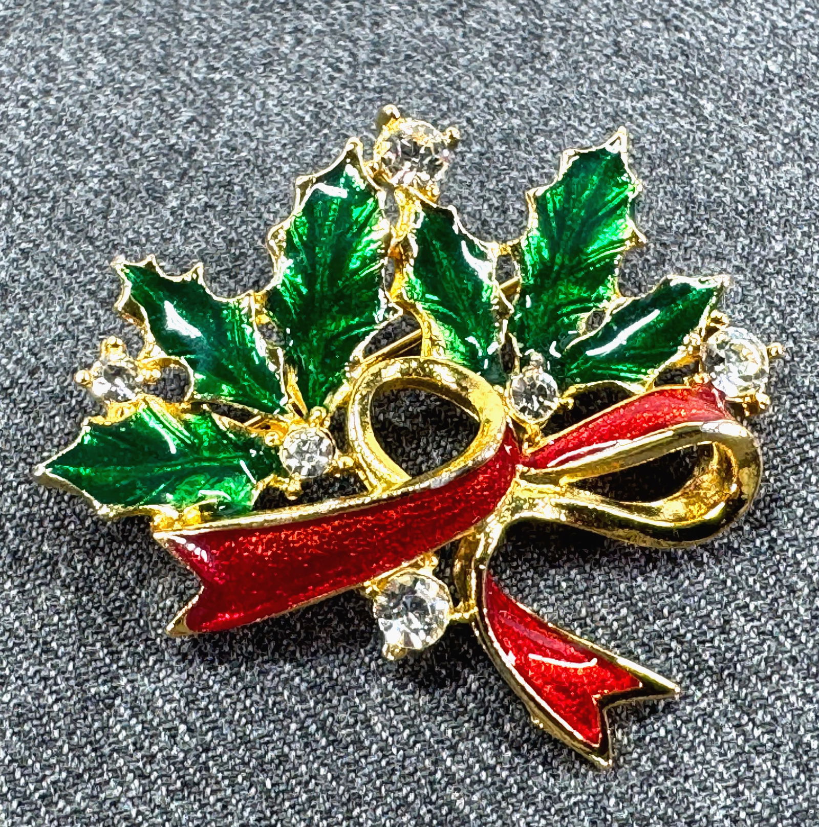 Vintage crystals enamel goldtoned metal mistletoe red ribbon Christmas brooch pin: IN HOUSE FLAT SHIPPING & HANDLING COST WITHIN ALL THE U.S. : $7 To bypass LiveShipping, and use our In-House shipping service for $7 or shipping combined for multiple lots, please select “Arrange Yo