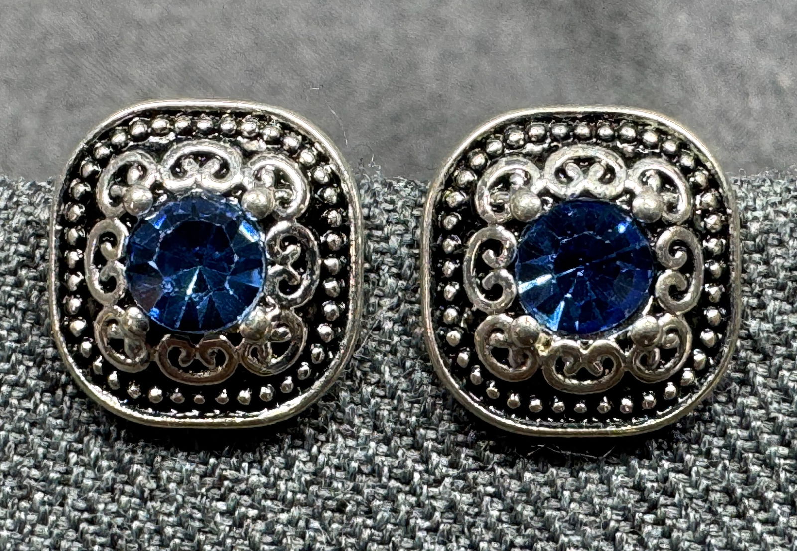 Vintage blue crystal black accents silver-toned stud earrings: IN HOUSE FLAT SHIPPING & HANDLING COST WITHIN ALL THE U.S. : $7 To bypass LiveShipping, and use our In-House shipping service for $7 or shipping combined for multiple lots, please select “Arrange Yo