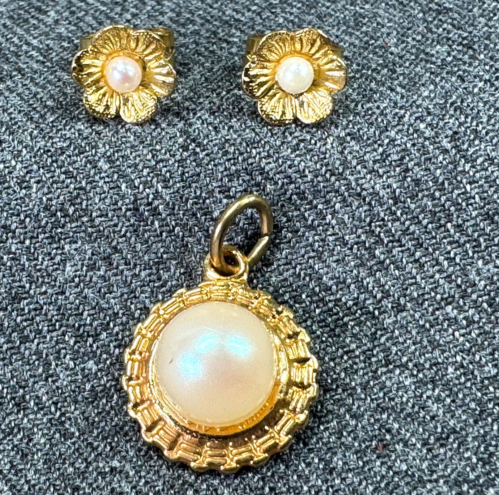 Vintage pearly bead goldtoned metal flower stud earrings & pendant: IN HOUSE FLAT SHIPPING & HANDLING COST WITHIN ALL THE U.S. : $7 To bypass LiveShipping, and use our In-House shipping service for $7 or shipping combined for multiple lots, please select “Arrange Yo