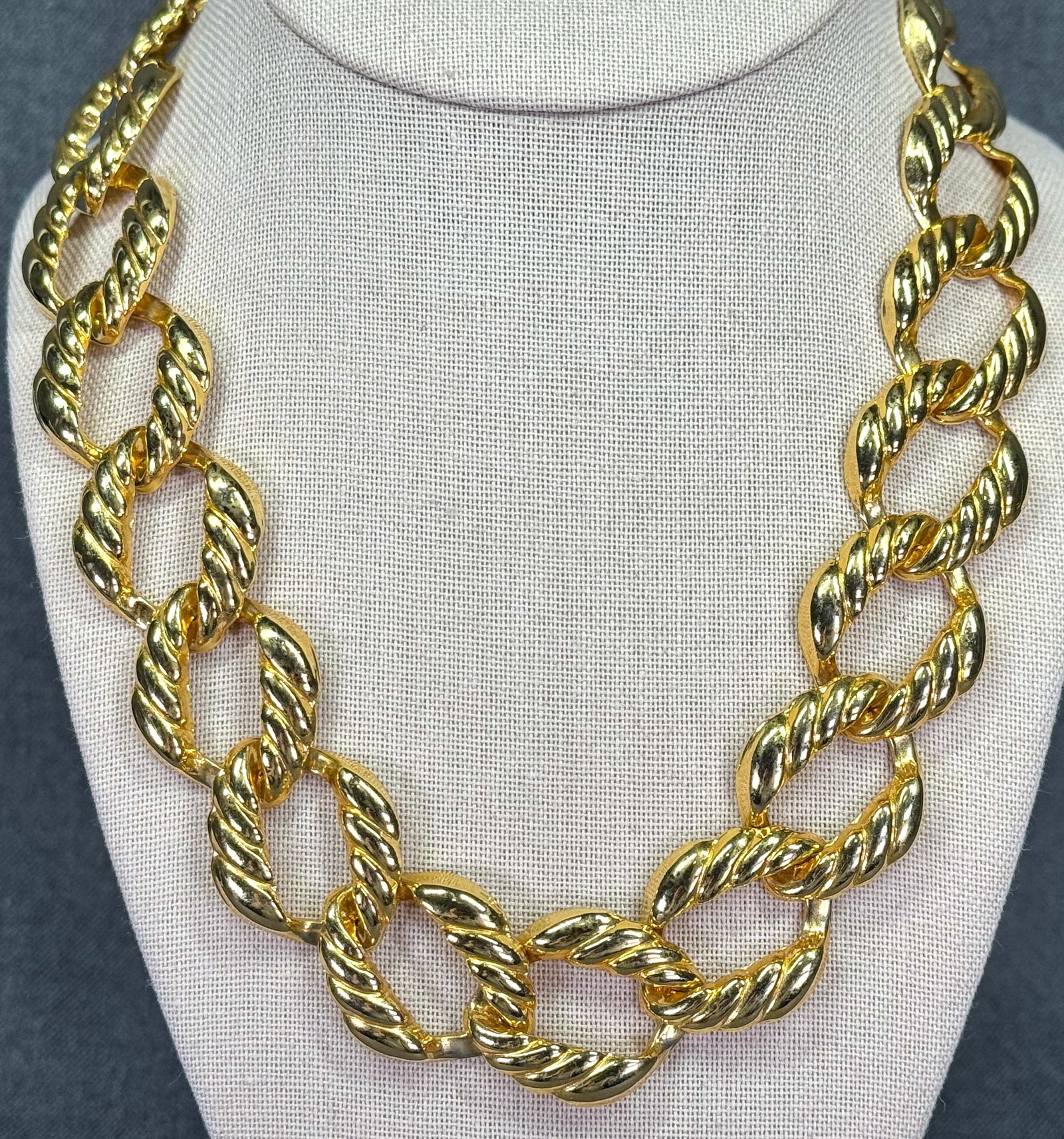 Vintage stripped flattened rope twist links goldtone metal necklace: IN HOUSE FLAT SHIPPING & HANDLING COST WITHIN ALL THE U.S. : $7 To bypass LiveShipping, and use our In-House shipping service for $7 or shipping combined for multiple lots, please select “Arrange Yo