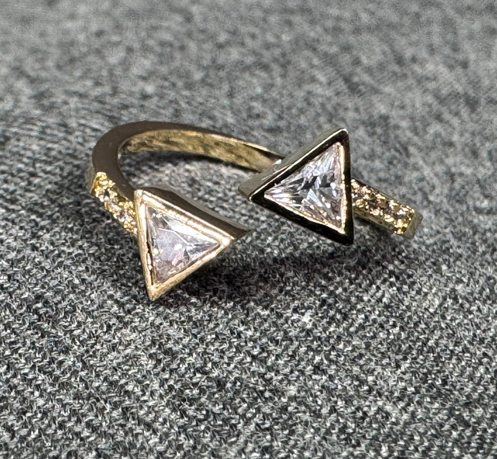 Vintage CZ triangles and rounded goldtone metal adjutable ring: IN HOUSE FLAT SHIPPING & HANDLING COST WITHIN ALL THE U.S. : $7 To bypass LiveShipping, and use our In-House shipping service for $7 or shipping combined for multiple lots, please select “Arrange Yo