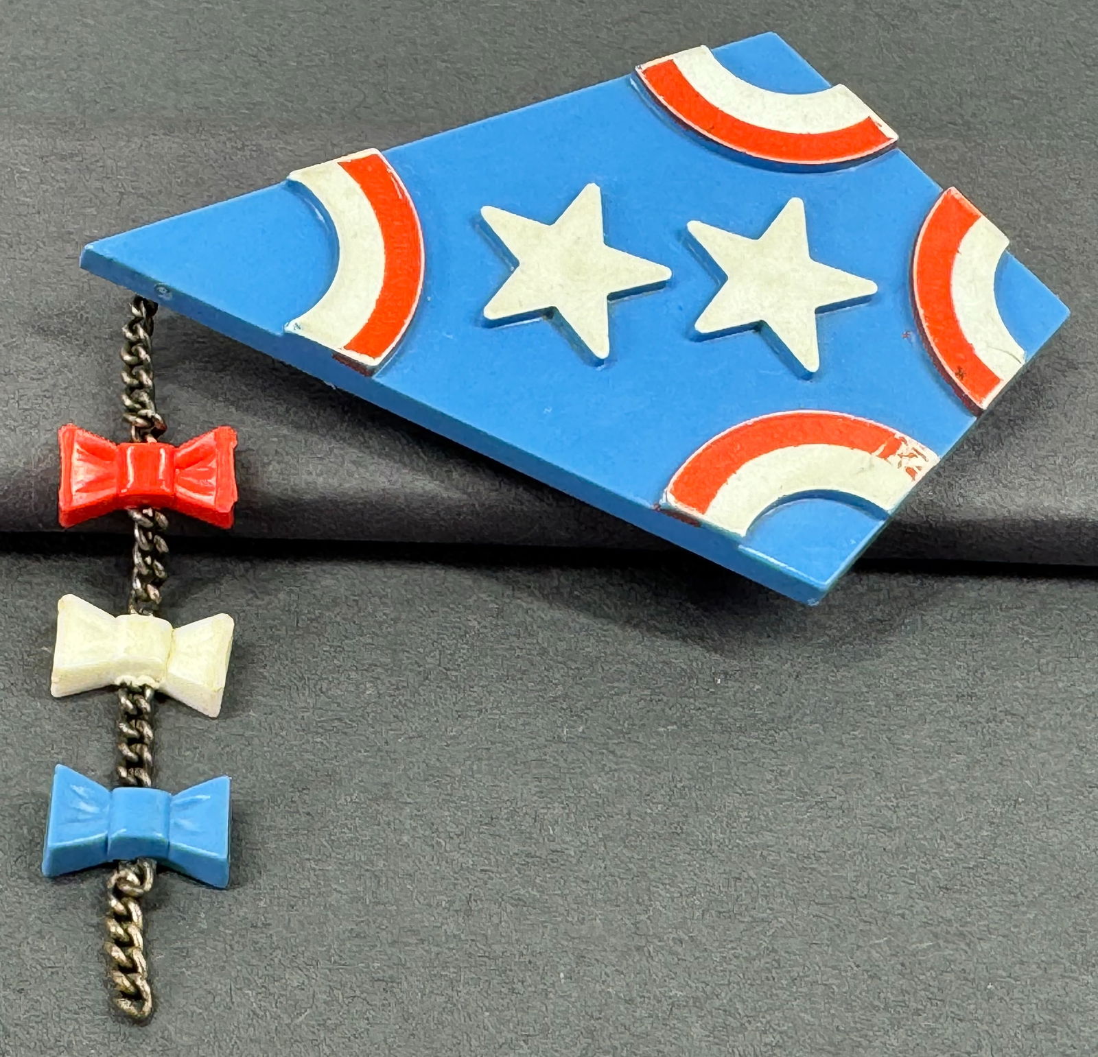 Vintage 1973 Avon plastic Patriot Kite pin brooch.: IN HOUSE FLAT SHIPPING & HANDLING COST WITHIN ALL THE U.S. : $7 To bypass LiveShipping, and use our In-House shipping service for $7 or shipping combined for multiple lots, please select “Arrange Yo