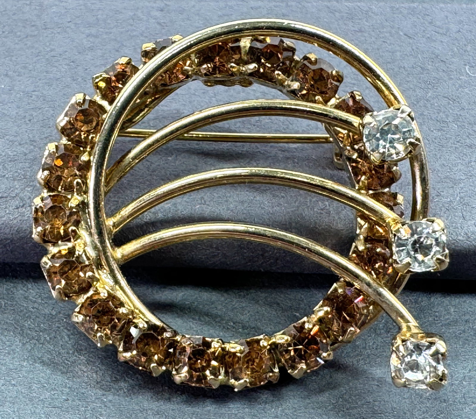 Vintage brownish & clear crystals, goldtone metal flowers rounded pin brooch.: IN HOUSE FLAT SHIPPING & HANDLING COST WITHIN ALL THE U.S. : $7 To bypass LiveShipping, and use our In-House shipping service for $7 or shipping combined for multiple lots, please select “Arrange Yo