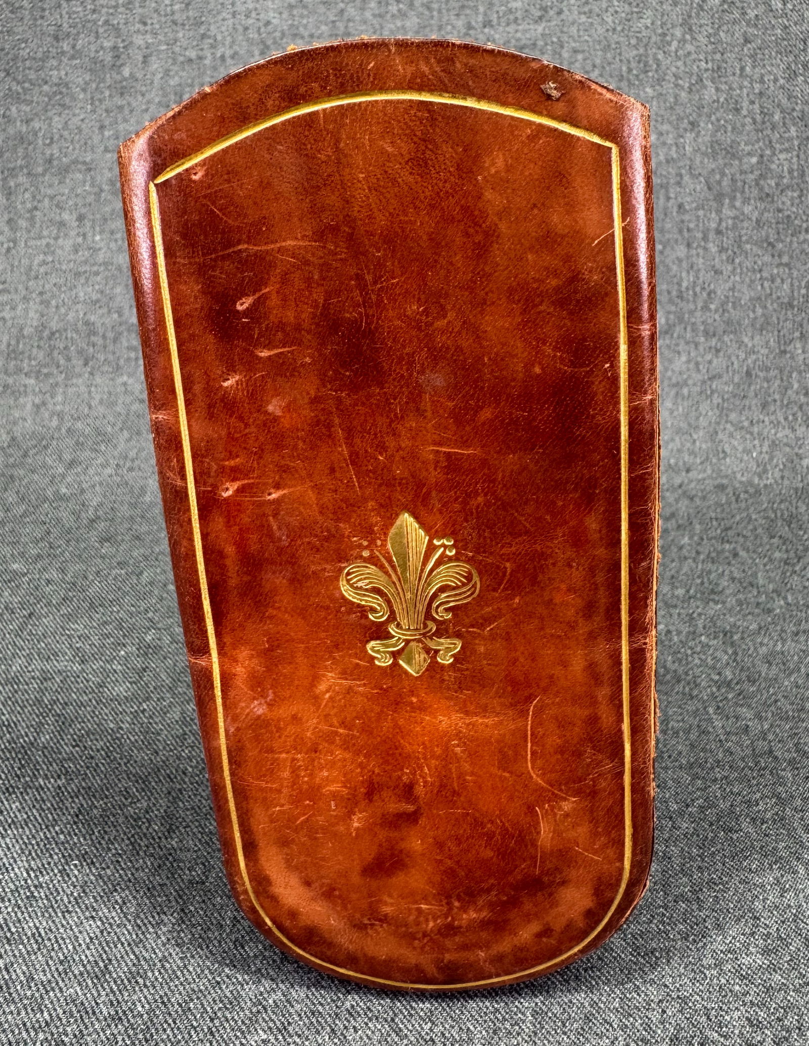 Vintage Italian Florentine Fleur de Lis Gilt Leather eyeglasses Case: IN HOUSE FLAT SHIPPING & HANDLING COST WITHIN ALL THE U.S. : $7 To bypass LiveShipping, and use our In-House shipping service for $7 or shipping combined for multiple lots, please select “Arrange Yo