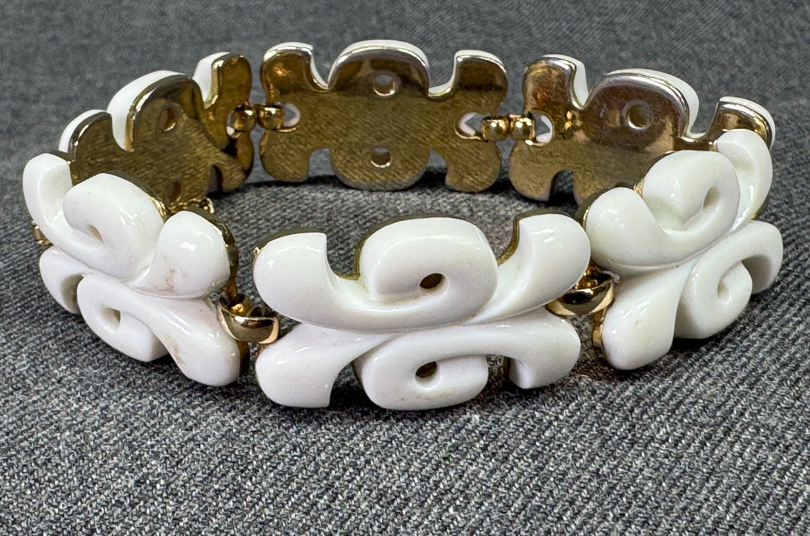 Vintage Monet white plastic gold-toned metal bracelet: IN HOUSE FLAT SHIPPING & HANDLING COST WITHIN ALL THE U.S. : $7 To bypass LiveShipping, and use our In-House shipping service for $7 or shipping combined for multiple lots, please select “Arrange Yo