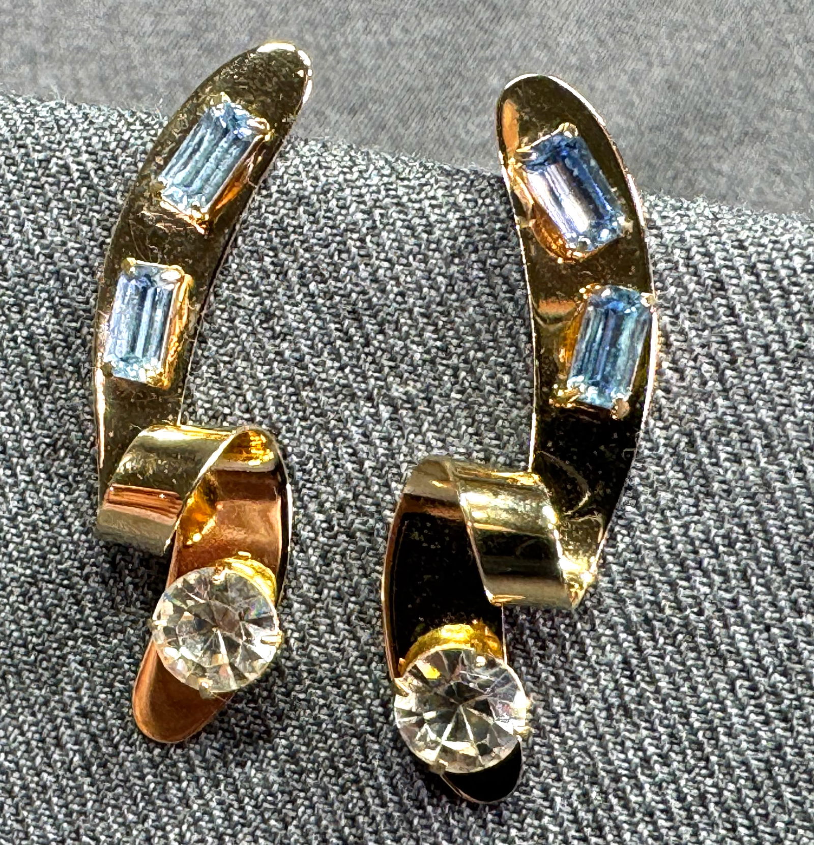 Vintage 80s Wendy Gell style crystals gold-toned ribbon stud earrings. u: IN HOUSE FLAT SHIPPING & HANDLING COST WITHIN ALL THE U.S. : $7 To bypass LiveShipping, and use our In-House shipping service for $7 or shipping combined for multiple lots, please select “Arrange Yo