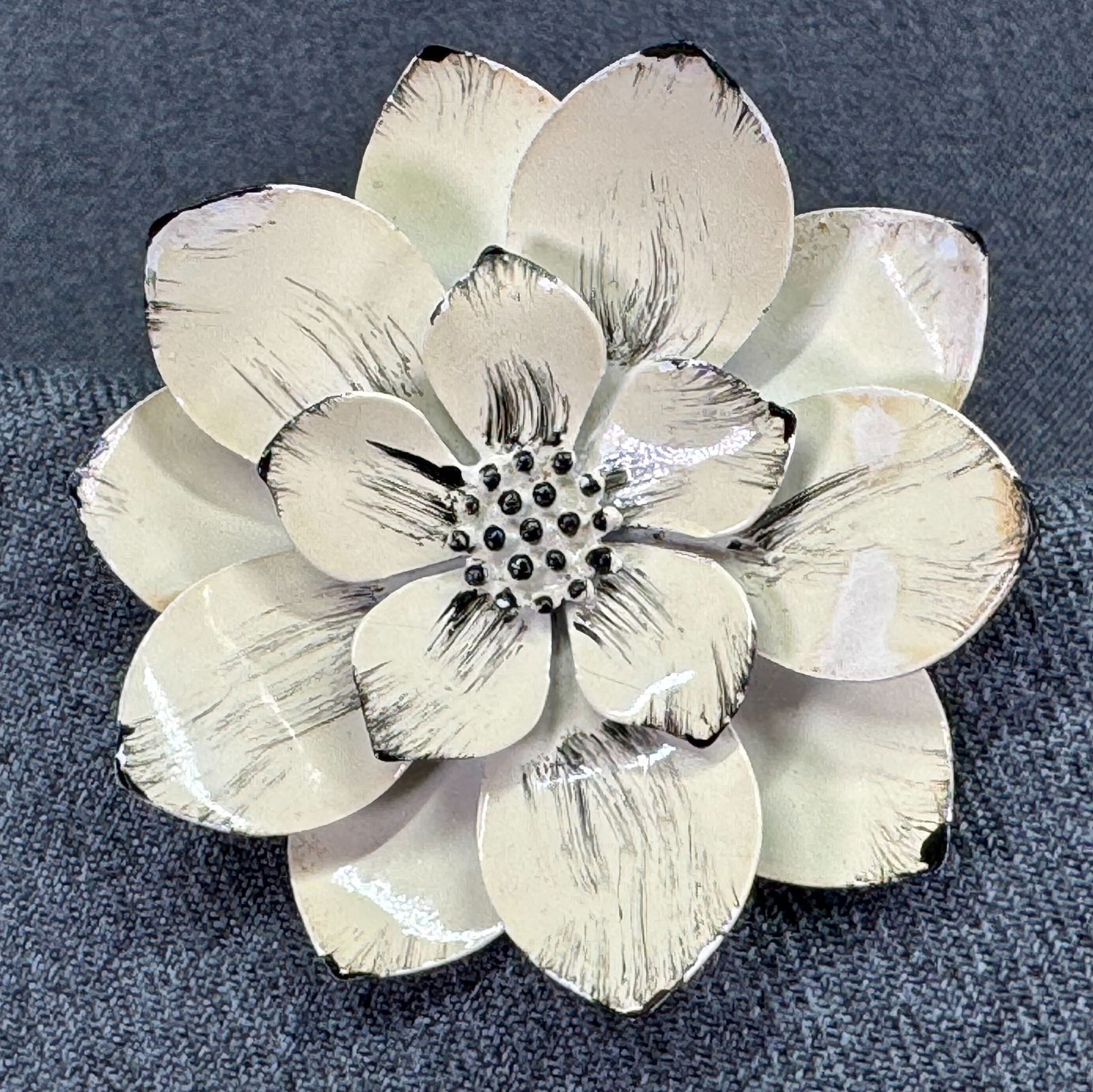 Vintage creamy & black enamel metal flower brooch pin: IN HOUSE FLAT SHIPPING & HANDLING COST WITHIN ALL THE U.S. : $7 To bypass LiveShipping, and use our In-House shipping service for $7 or shipping combined for multiple lots, please select “Arrange Yo