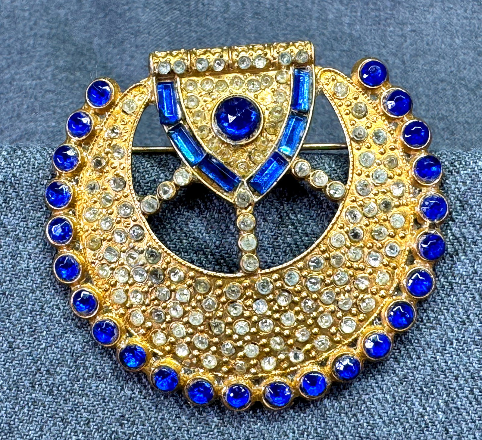 Antique blue and encrusted clear crystals golden pot metal brooch pin V: IN HOUSE FLAT SHIPPING & HANDLING COST WITHIN ALL THE U.S. : 7 To bypass LiveShipping, and use our In-House shipping service for 7 or shipping combined for multiple lots, please select “Arrange 