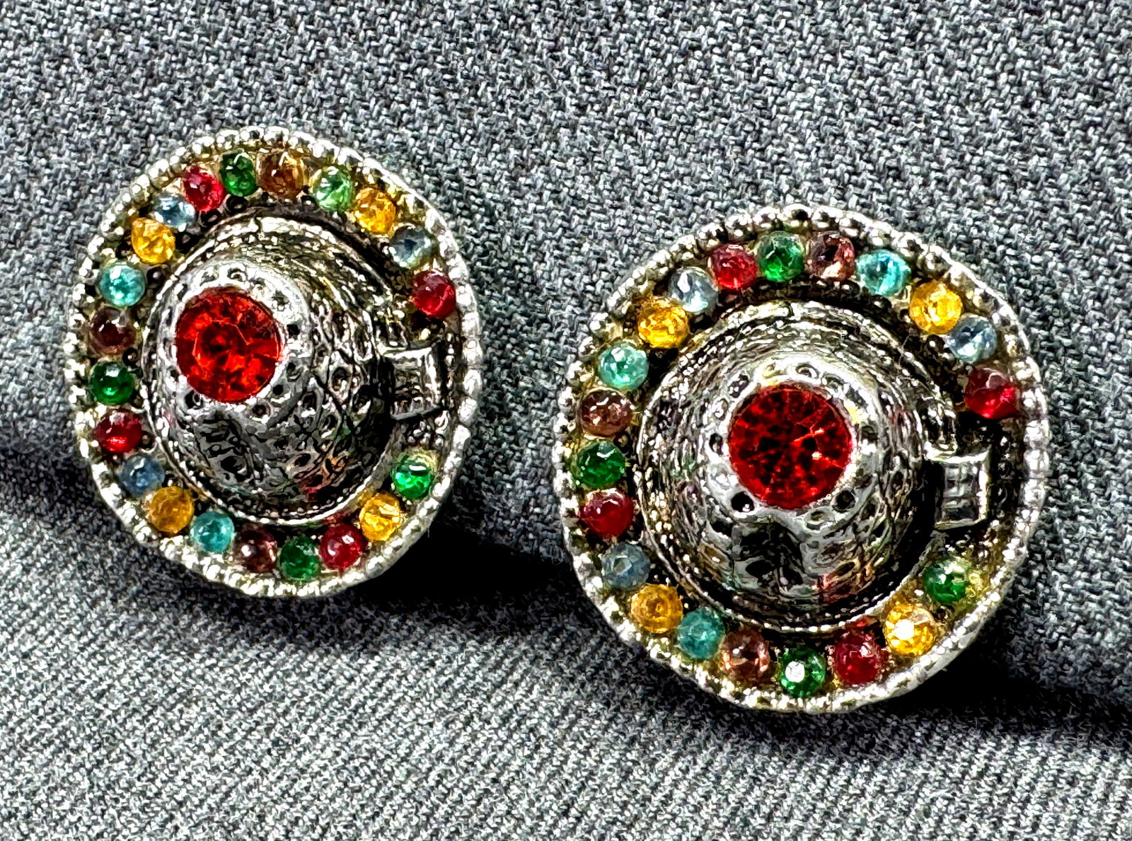 Vintage PA color crystals textured silver-toned hat clip on earrings. V: IN HOUSE FLAT SHIPPING & HANDLING COST WITHIN ALL THE U.S. : 7 To bypass LiveShipping, and use our In-House shipping service for 7 or shipping combined for multiple lots, please select “Arrange