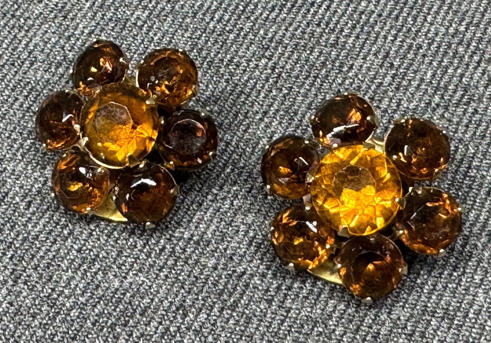 Vintage Judy Lee Style amber color crystals gold-toned flower clip earrings. V: IN HOUSE FLAT SHIPPING & HANDLING COST WITHIN ALL THE U.S. : 7 To bypass LiveShipping, and use our In-House shipping service for 7 or shipping combined for multiple lots, please select “Arrange