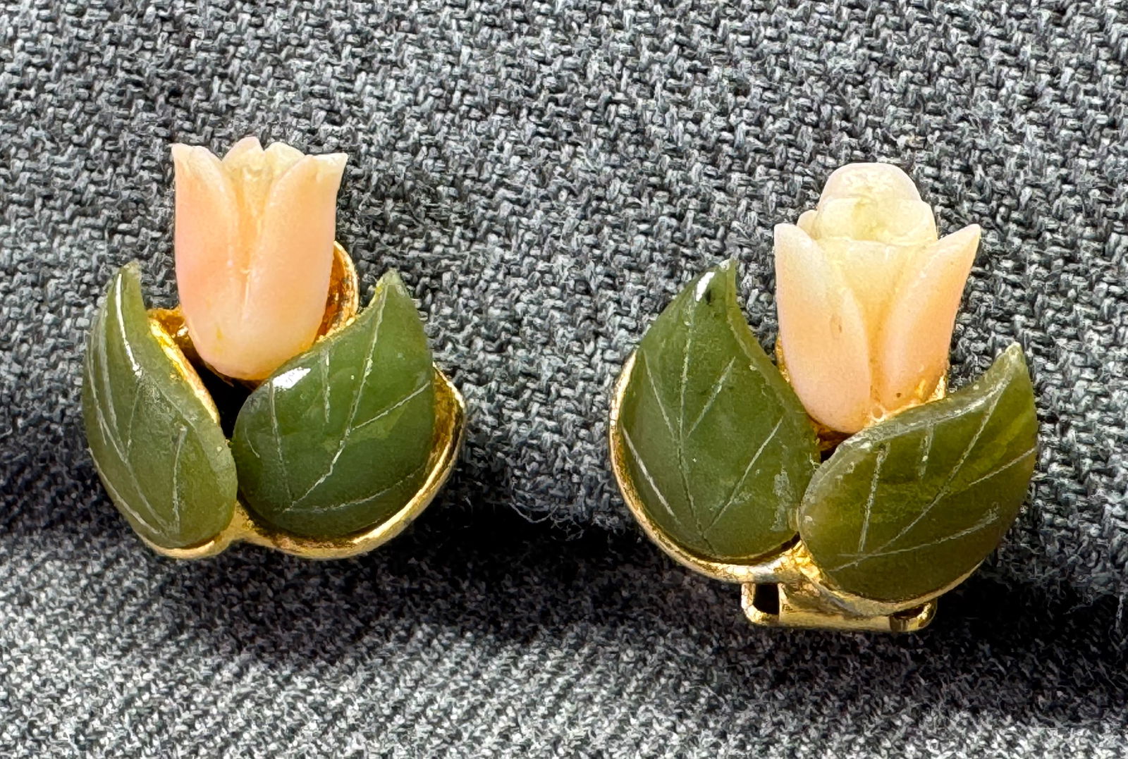 Vintage Swoboda coral tulip & jade leaves gold-toned clip earrings. V: IN HOUSE FLAT SHIPPING & HANDLING COST WITHIN ALL THE U.S. : 7 To bypass LiveShipping, and use our In-House shipping service for 7 or shipping combined for multiple lots, please select “Arrange