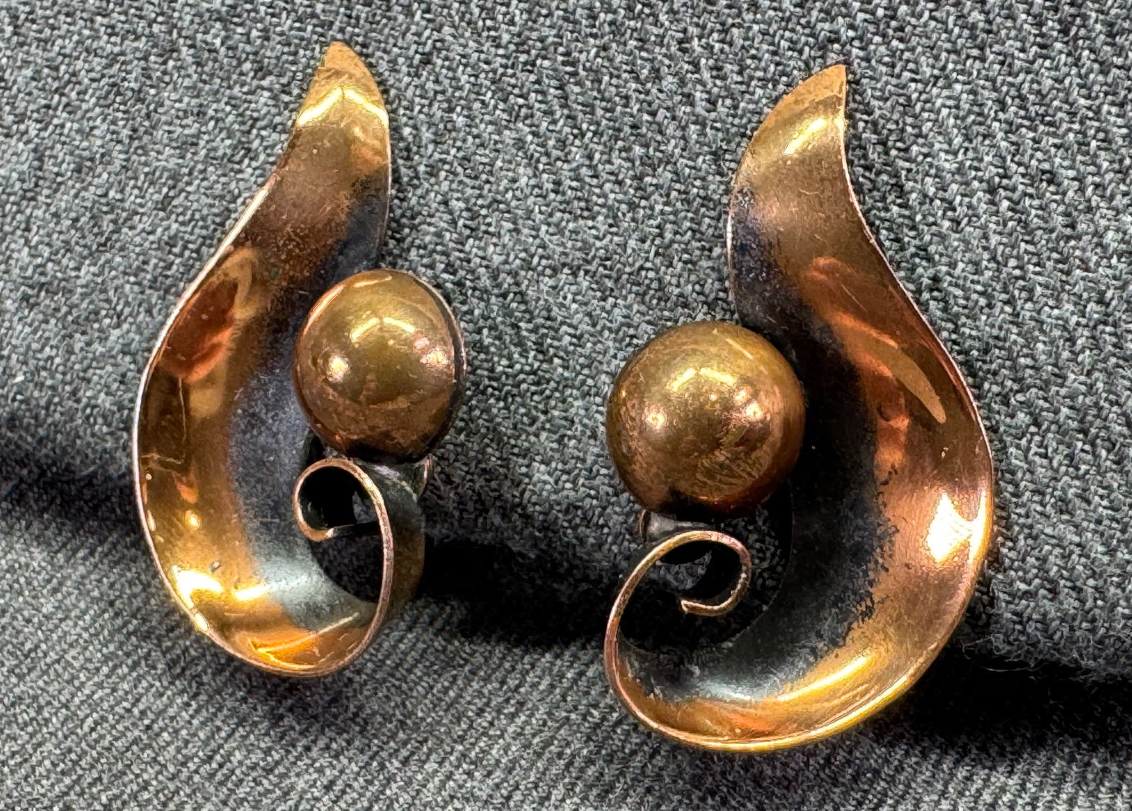 Vintage MCM modernist Bell Trading Post copper by Bell clip earrings. V: IN HOUSE FLAT SHIPPING & HANDLING COST WITHIN ALL THE U.S. : 7 To bypass LiveShipping, and use our In-House shipping service for 7 or shipping combined for multiple lots, please select “Arrange