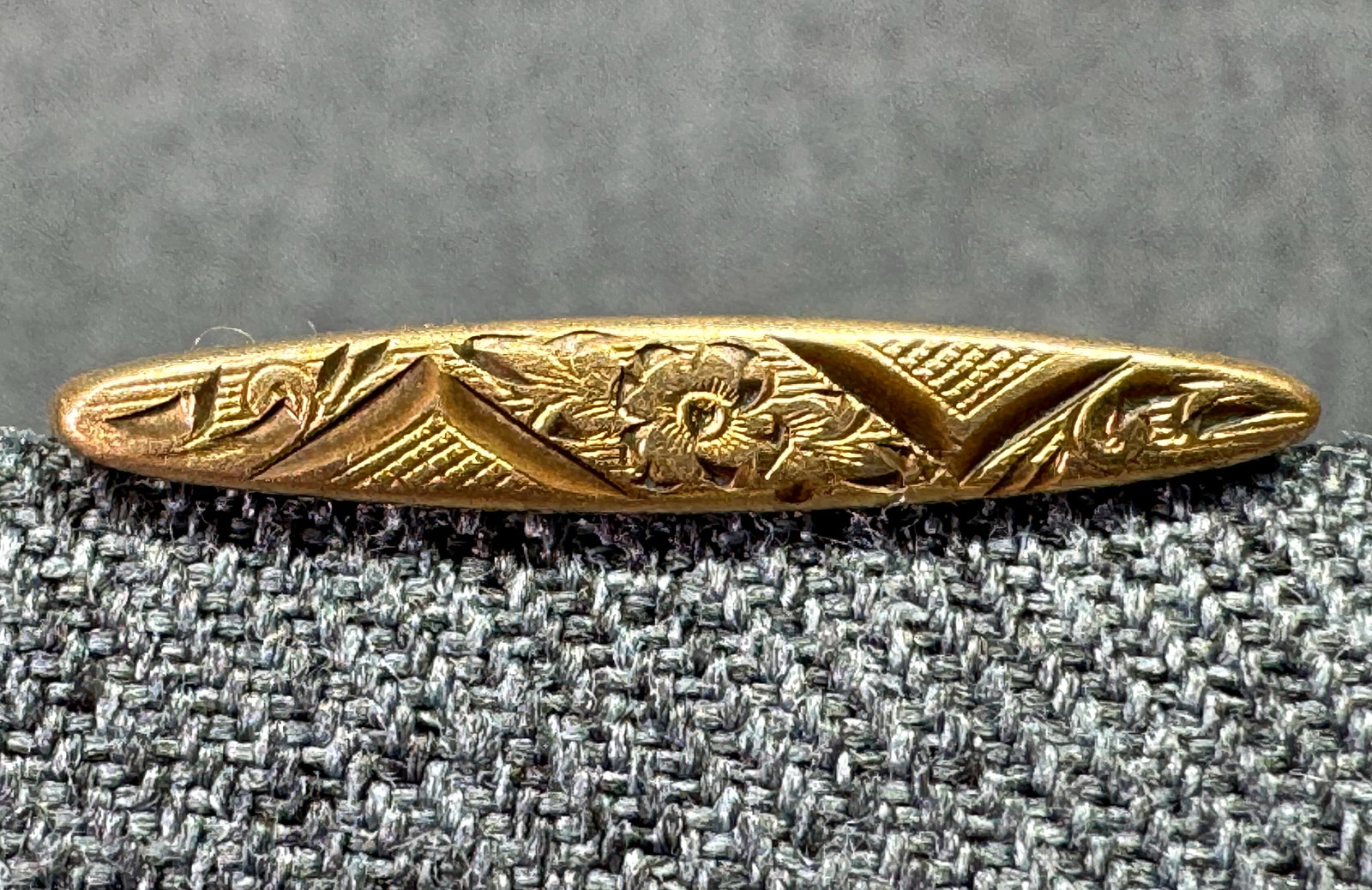 Antique engraved flower & scrolls gold-plated lingerie brooch pin: IN HOUSE FLAT SHIPPING & HANDLING COST WITHIN ALL THE U.S. : 7 To bypass LiveShipping, and use our In-House shipping service for 7 or shipping combined for multiple lots, please select “Arrange 
