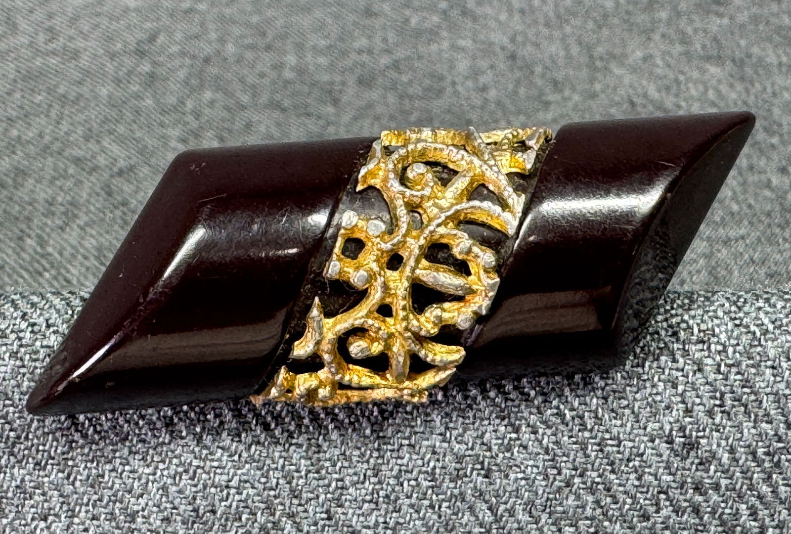 Vintage filigree gold-tone metal brown bakelite brooch pin 1AST: IN HOUSE FLAT SHIPPING & HANDLING COST WITHIN ALL THE U.S. : 7 To bypass LiveShipping, and use our In-House shipping service for 7 or shipping combined for multiple lots, please select “Arrange