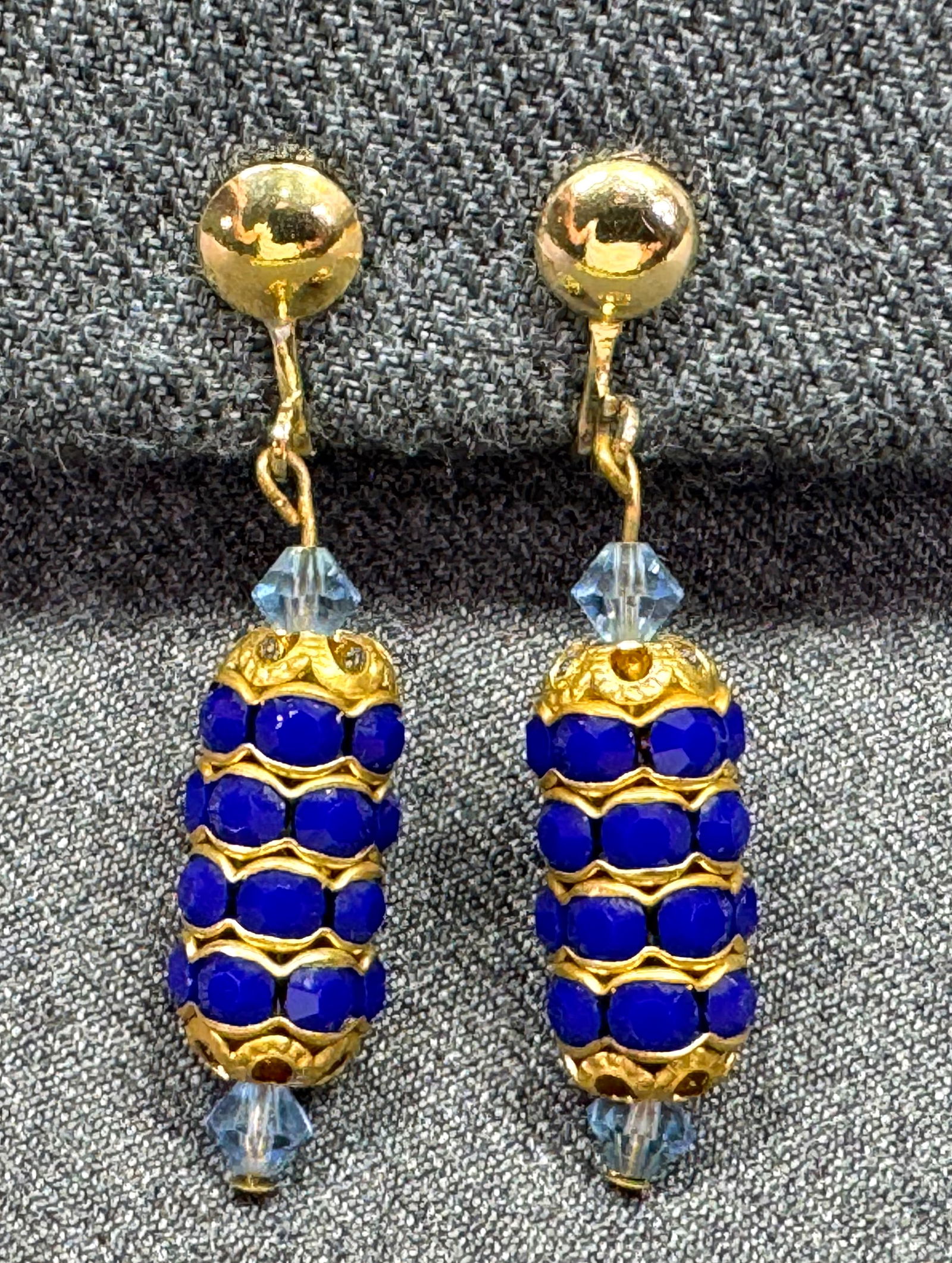Vintage faceted blue crystals gold-toned screw back earrings: IN HOUSE FLAT SHIPPING & HANDLING COST WITHIN ALL THE U.S. : 7 To bypass LiveShipping, and use our In-House shipping service for 7 or shipping combined for multiple lots, please select “Arrange