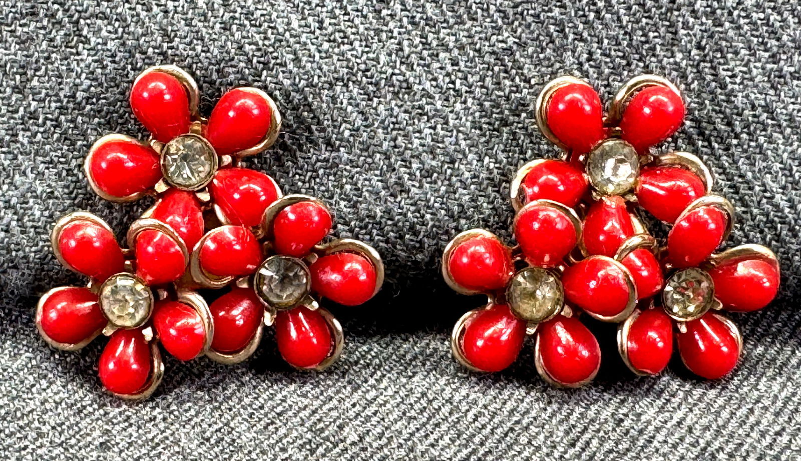 Vintage rhinestones & red plastic gold-toned flowers cluster screw earrings. V: IN HOUSE FLAT SHIPPING & HANDLING COST WITHIN ALL THE U.S. : 7 To bypass LiveShipping, and use our In-House shipping service for 7 or shipping combined for multiple lots, please select “Arrange