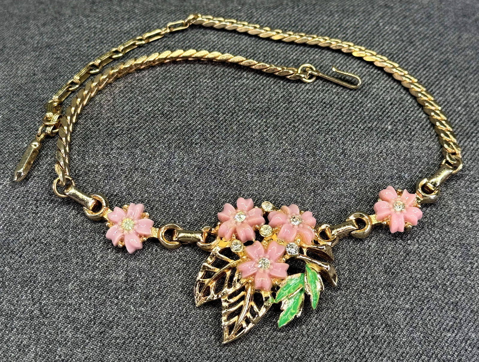 Vintage Barclay rose thermoplastic, rhinestones & enamel goldtoned flowers neckalce 1AZT: IN HOUSE FLAT SHIPPING & HANDLING COST WITHIN ALL THE U.S. : 7 To bypass LiveShipping, and use our In-House shipping service for 7 or shipping combined for multiple lots, please select “Arrange