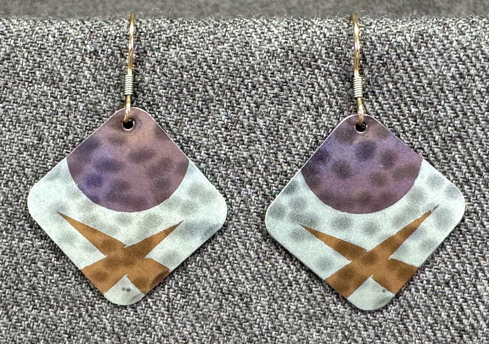 Vintage Holly Yashi niobium hook earrings: IN HOUSE FLAT SHIPPING & HANDLING COST WITHIN ALL THE U.S. : 7 To bypass LiveShipping, and use our In-House shipping service for 7 or shipping combined for multiple lots, please select “Arrange