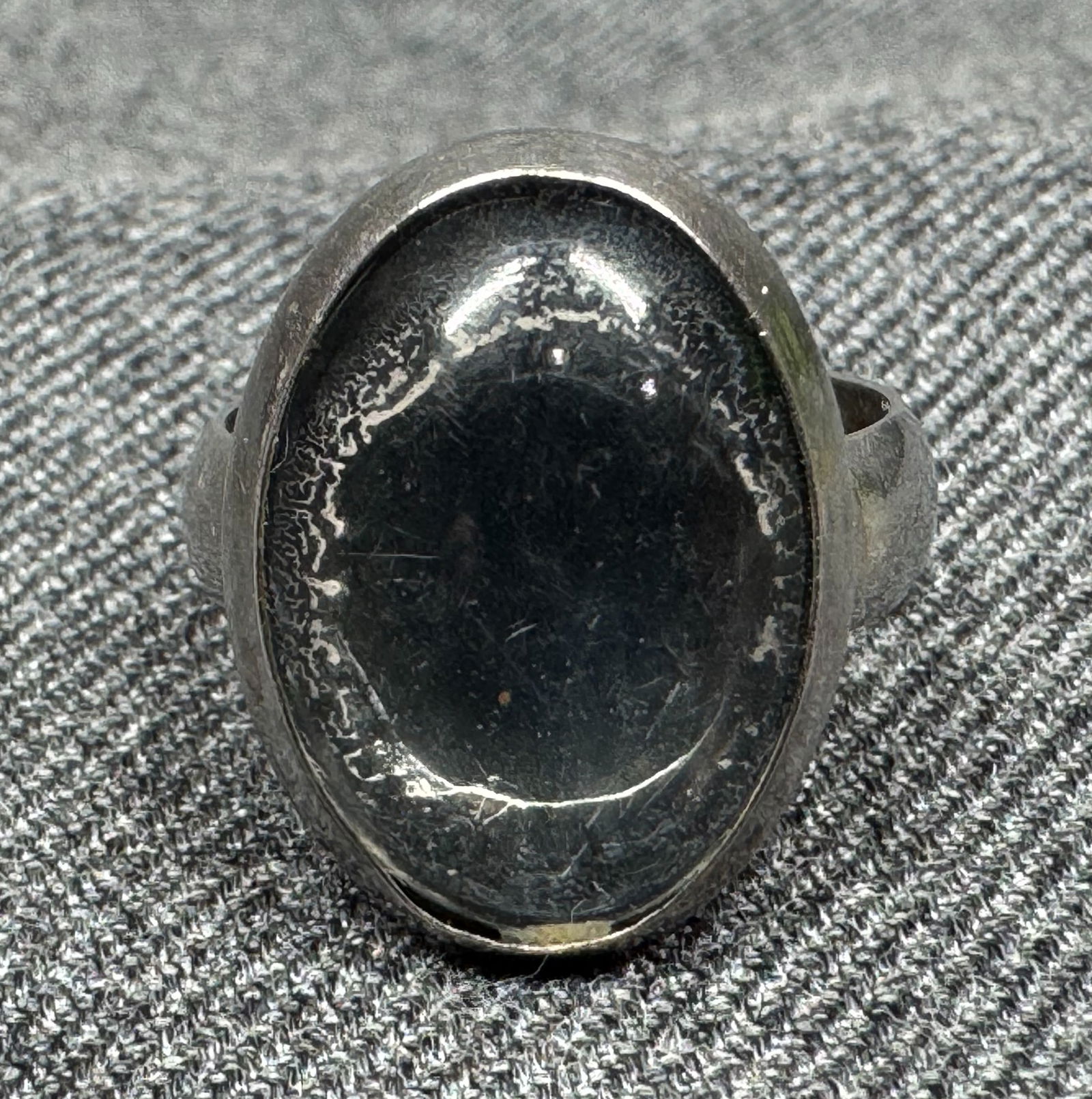 Vintage artsy modernist style dome resin cab sterling silver ring. 1AMT: IN HOUSE FLAT SHIPPING & HANDLING COST WITHIN ALL THE U.S. : 7 To bypass LiveShipping, and use our In-House shipping service for 7 or shipping combined for multiple lots, please select “Arrange
