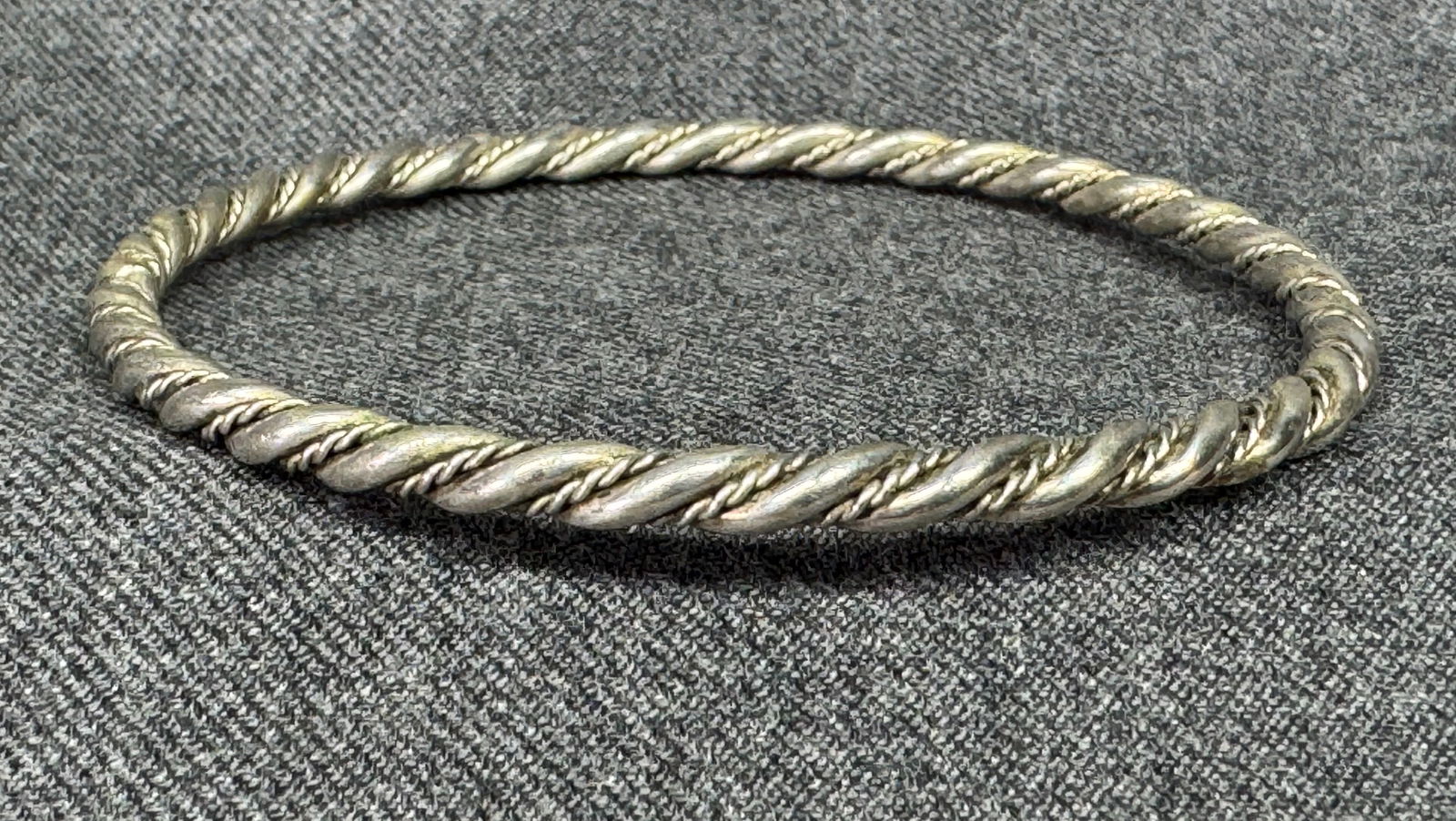 Vintage silver-toned twisted rope bracelet bangle: IN HOUSE FLAT SHIPPING & HANDLING COST WITHIN ALL THE U.S. : 7 To bypass LiveShipping, and use our In-House shipping service for 7 or shipping combined for multiple lots, please select “Arrange