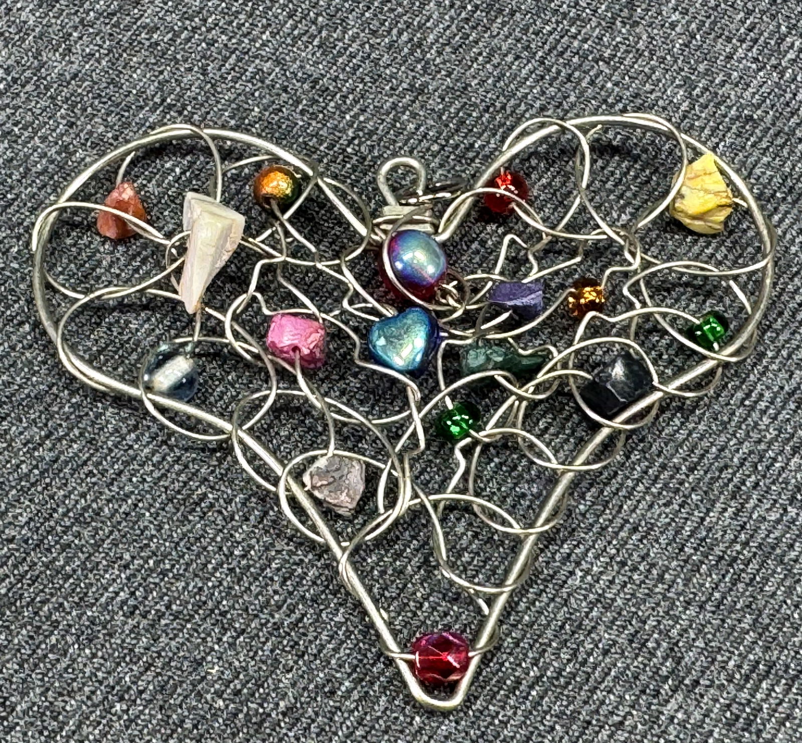 Vintage wrapped glass & stone chips beads silver-toned metal heart large pendant: IN HOUSE FLAT SHIPPING & HANDLING COST WITHIN ALL THE U.S. : 7 To bypass LiveShipping, and use our In-House shipping service for 7 or shipping combined for multiple lots, plase select “Arrange Y