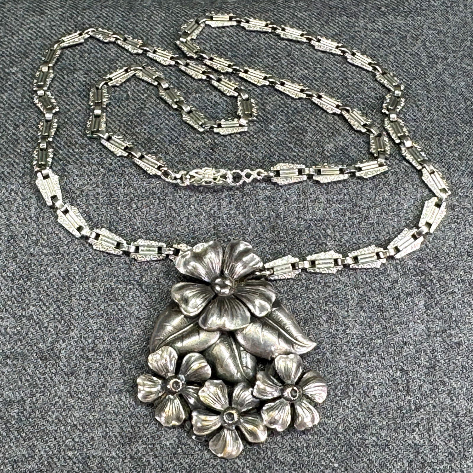 Antique Art Deco silvertoned metal flowers & leaves medallion decorated chain necklace: IN HOUSE FLAT SHIPPING & HANDLING COST WITHIN ALL THE U.S. : 7 To bypass LiveShipping, and use our In-House shipping service for 7 or shipping combined for multiple lots, please select “Arrange
