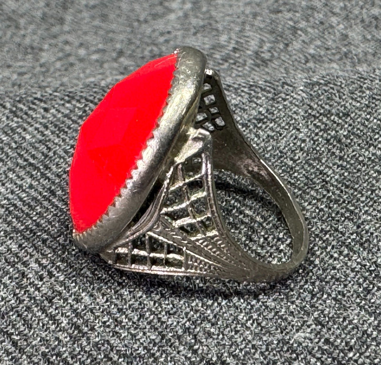 Vintage art deco faceted red glass filigree silver-toned ring 1ATT: IN HOUSE FLAT SHIPPING & HANDLING COST WITHIN ALL THE U.S. : 7 To bypass LiveShipping, and use our In-House shipping service for 7 or shipping combined for multiple lots, please select “Arrange