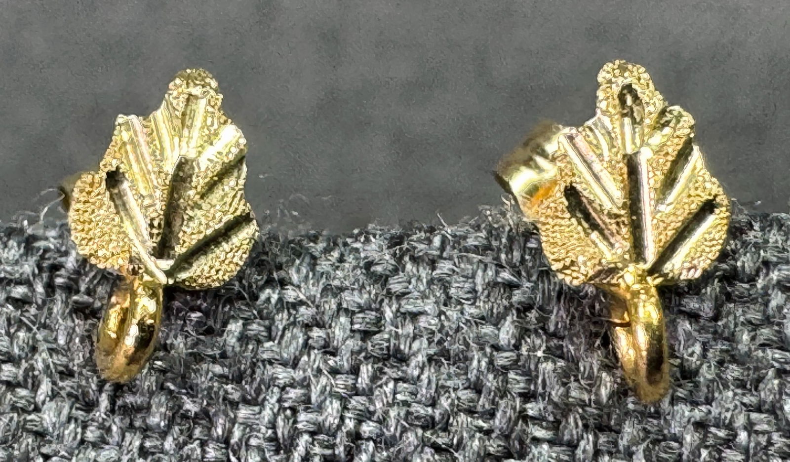 Vintage 14K gold diamond cut stud earrings . Ring for dangle: IN HOUSE FLAT SHIPPING & HANDLING COST WITHIN ALL THE U.S. : 7 To bypass LiveShipping, and use our In-House shipping service for 7 or shipping combined for multiple lots, plase select “Arrange Y
