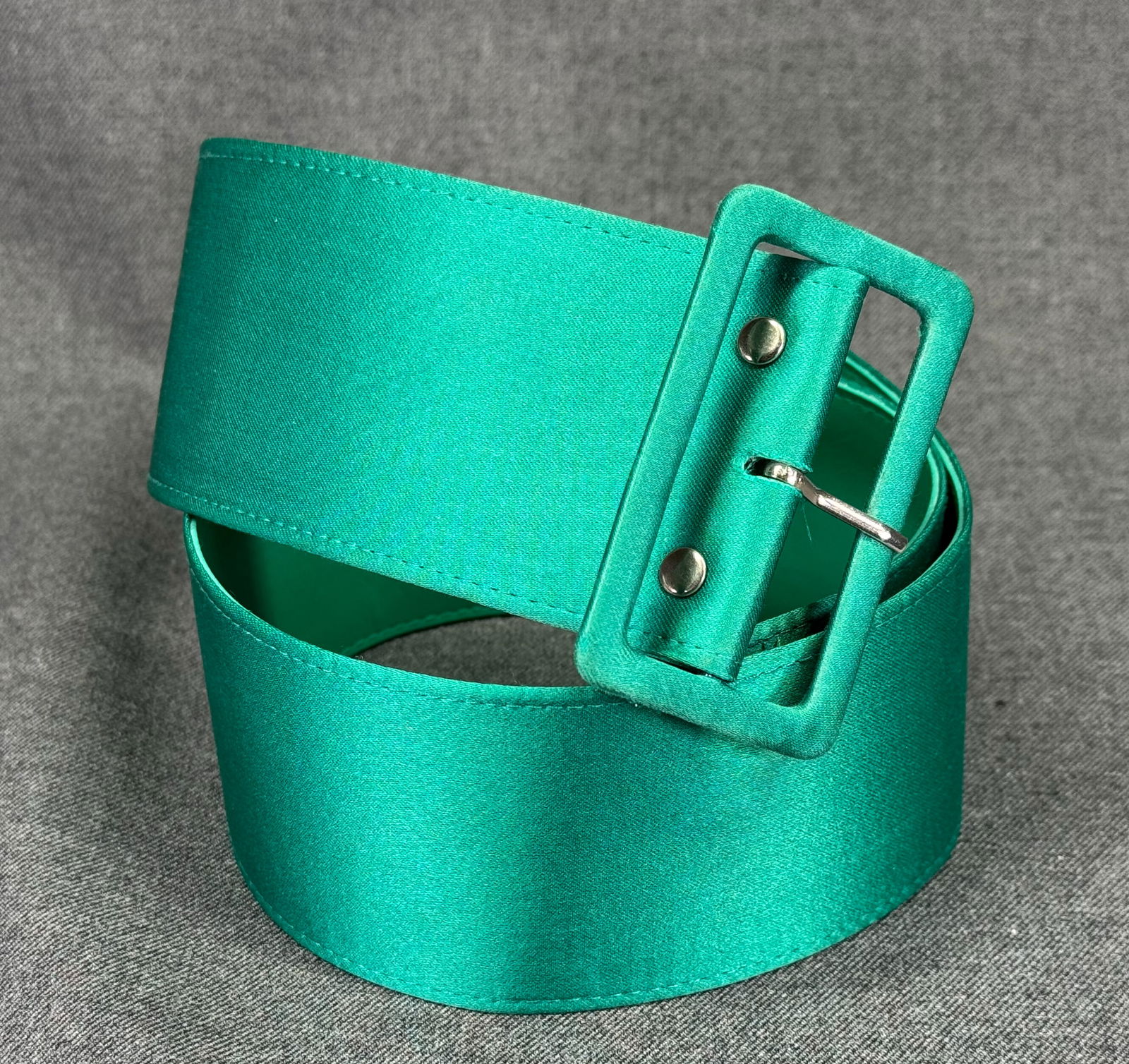 Vintage green silky fabric lined in vinyl belt: IN HOUSE FLAT SHIPPING & HANDLING COST WITHIN ALL THE U.S. : 7 To bypass LiveShipping, and use our In-House shipping service for 7 or shipping combined for multiple lots, please select “Arrange
