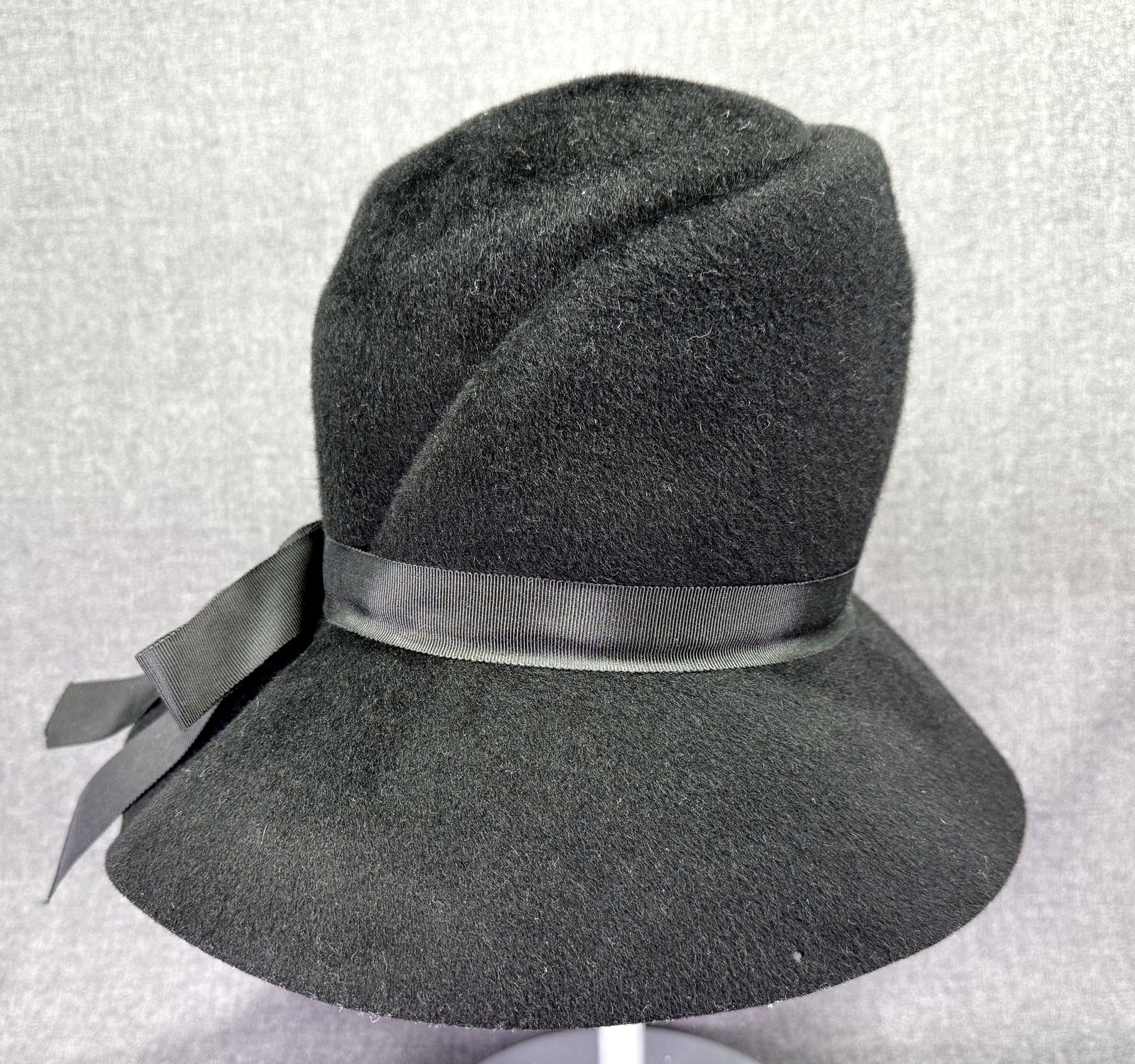 Vintage Glenover Fawn Tra Felted Wool Black Hat . Grosgrain band: IN HOUSE FLAT SHIPPING & HANDLING COST WITHIN ALL THE U.S. : 10 To bypass LiveShipping, and use our In-House shipping service for 10 or shipping combined for multiple lots, please select “Arrang