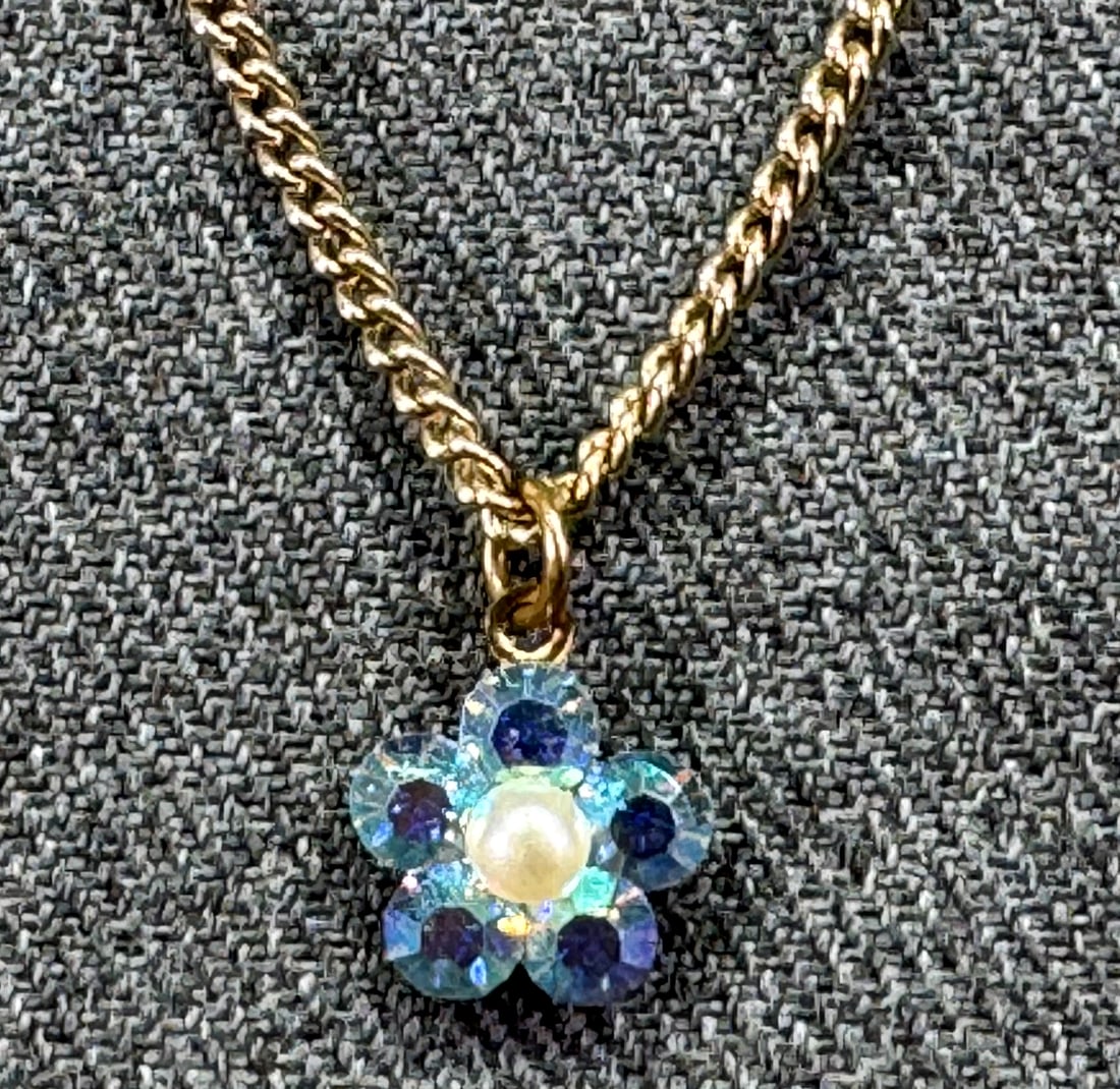 Vintage pearly & AB crystals gold-toned flower pendant with chain necklace: IN HOUSE FLAT SHIPPING & HANDLING COST WITHIN ALL THE U.S. : 7 To bypass LiveShipping, and use our In-House shipping service for 7 or shipping combined for multiple lots, plase select “Arrange Y