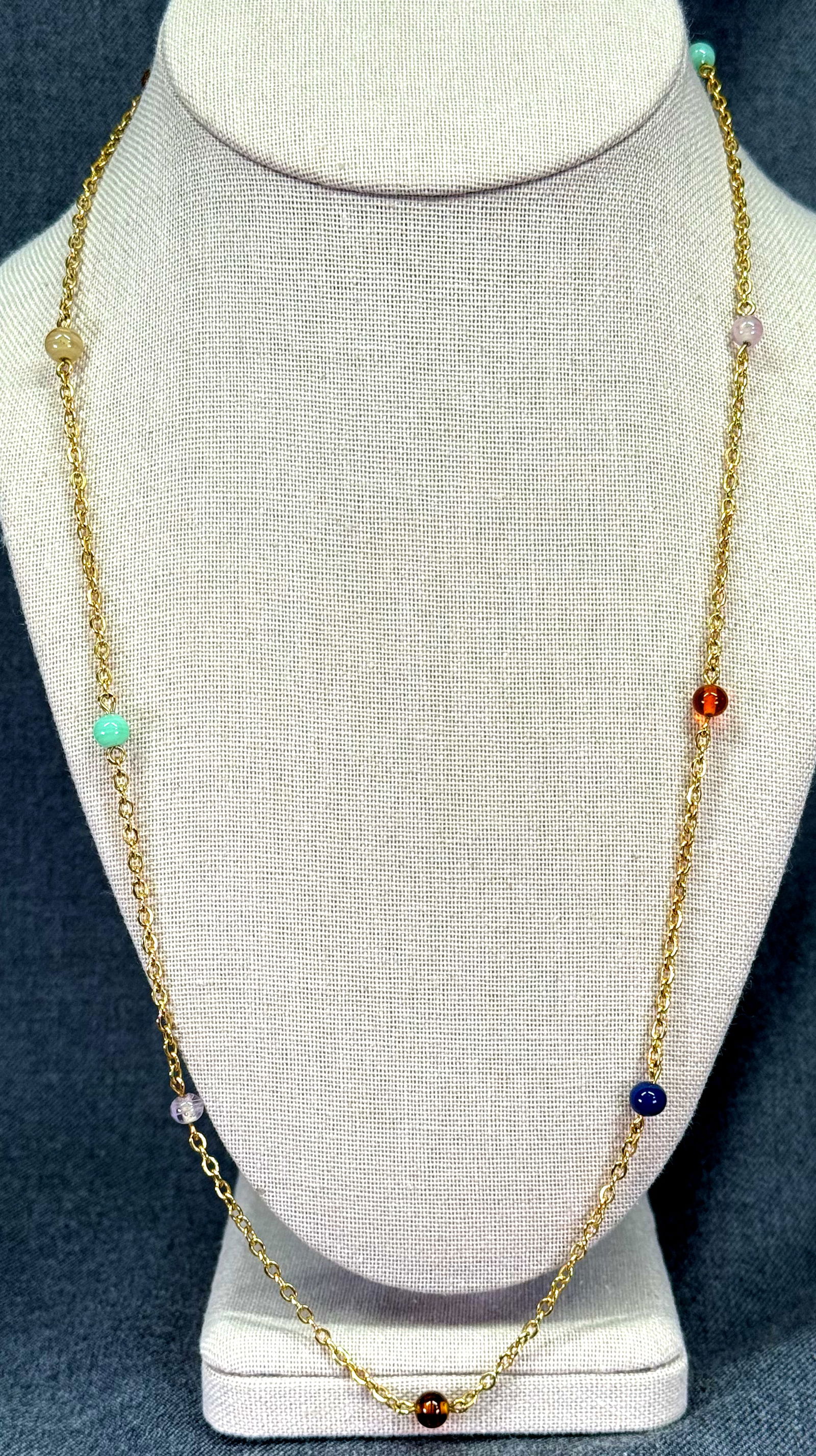 Vintage color glass beads gold-toned chain necklace: IN HOUSE FLAT SHIPPING & HANDLING COST WITHIN ALL THE U.S. : 7 To bypass LiveShipping, and use our In-House shipping service for 7 or shipping combined for multiple lots, plase select “Arrange Y