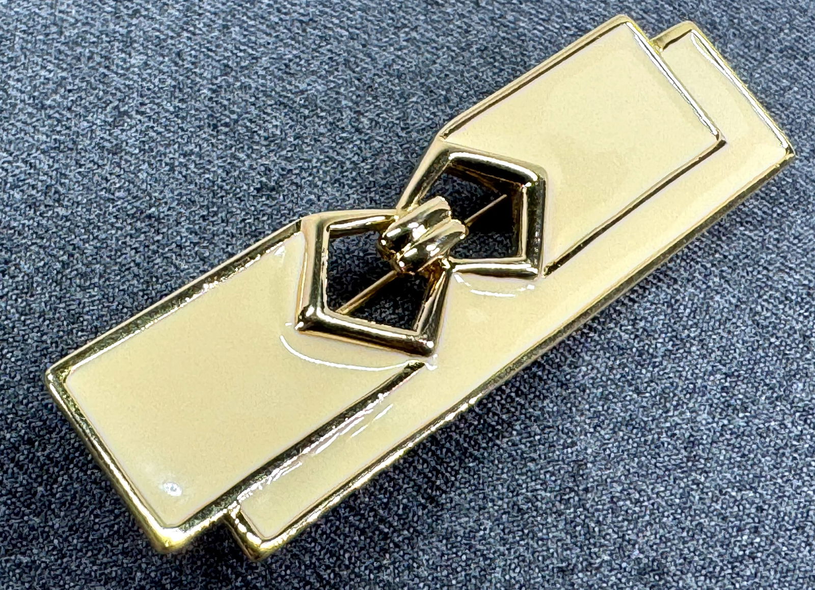 Vintage Monet creamy enamel goldtoned brooch pin: IN HOUSE FLAT SHIPPING & HANDLING COST WITHIN ALL THE U.S. : 7 To bypass LiveShipping, and use our In-House shipping service for 7 or shipping combined for multiple lots, please select “Arrange