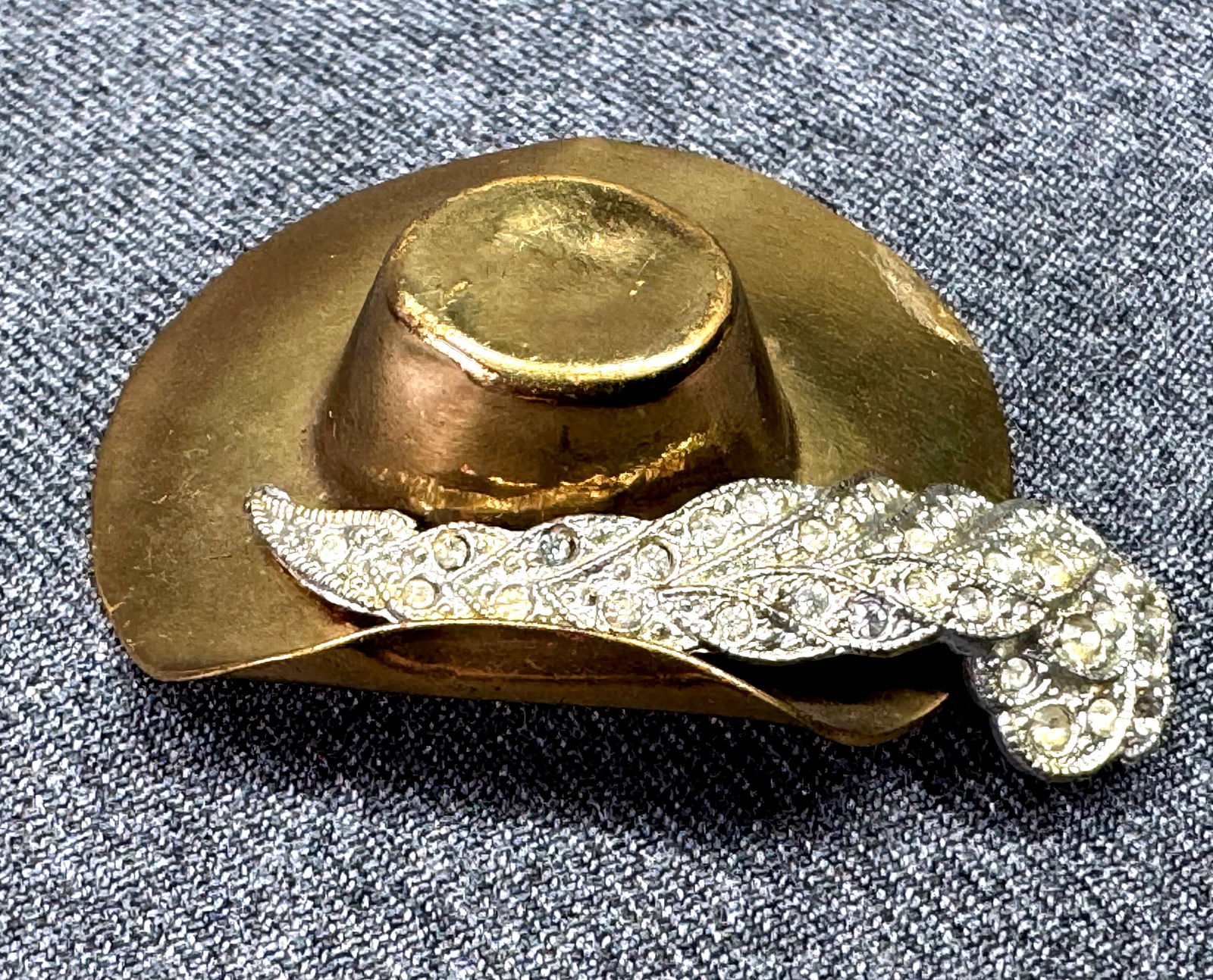 Vintage musketeer hat gold-toned with rhinestone pave brooch pin: IN HOUSE FLAT SHIPPING & HANDLING COST WITHIN ALL THE U.S. : 7 To bypass LiveShipping, and use our In-House shipping service for 7 or shipping combined for multiple lots, please select “Arrange