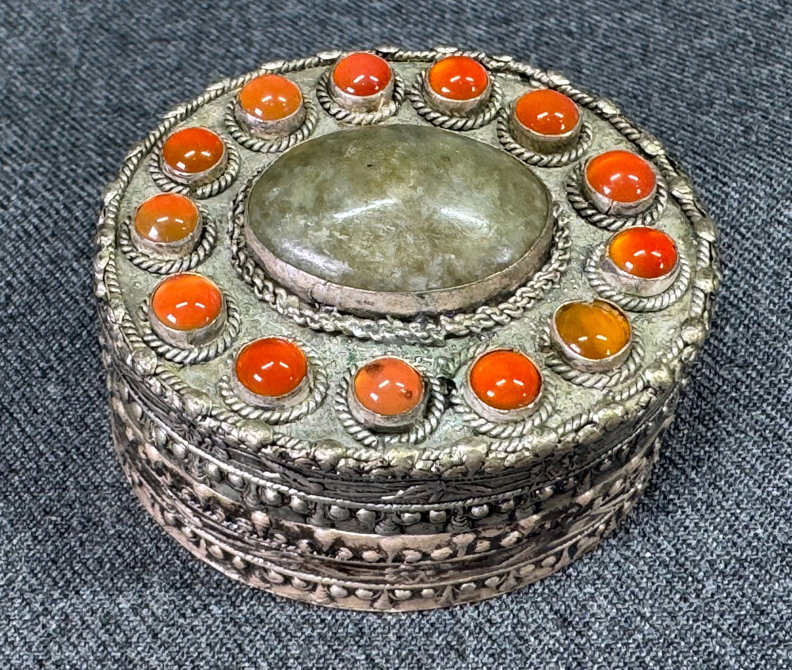 Vintage Ethnic green jade & agate stones silvertoned metal box: IN HOUSE FLAT SHIPPING & HANDLING COST WITHIN ALL THE U.S. : 7 To bypass LiveShipping, and use our In-House shipping service for 7 or shipping combined for multiple lots, please select “Arrange