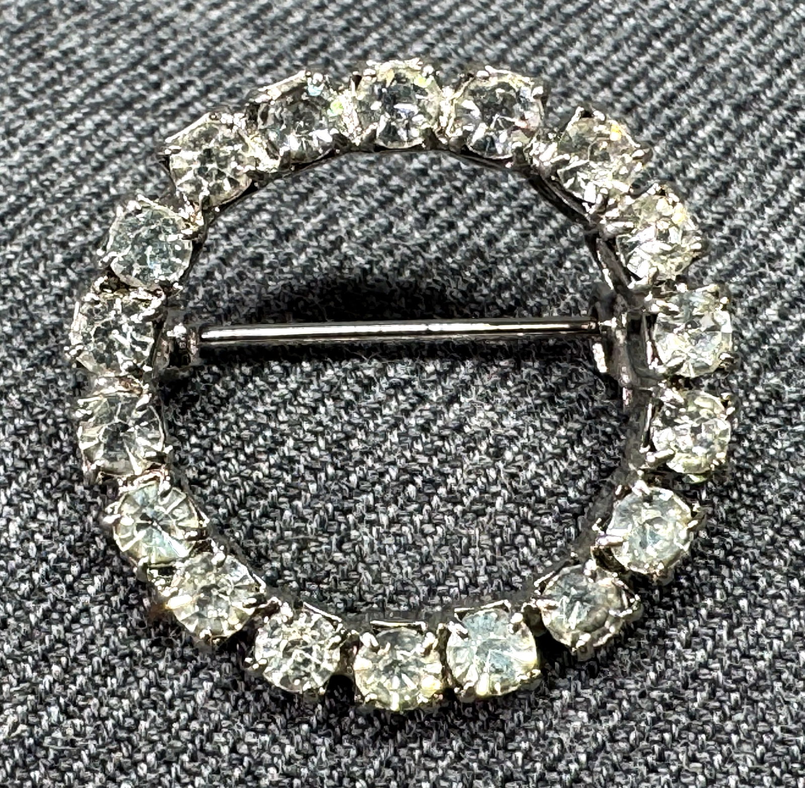 Vintage clear crystals silver-toned small circle brooch pin: IN HOUSE FLAT SHIPPING & HANDLING COST WITHIN ALL THE U.S. : 7 To bypass LiveShipping, and use our In-House shipping service for 7 or shipping combined for multiple lots, plase select “Arrange Y