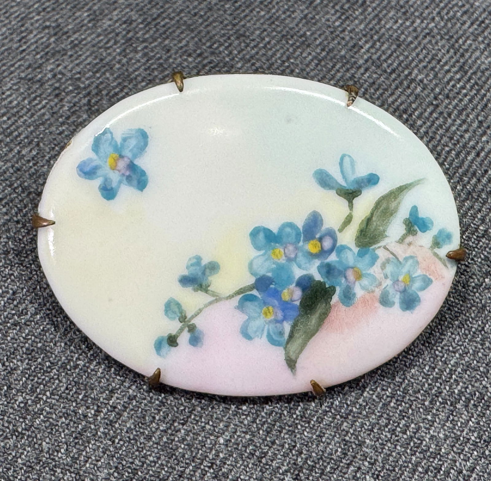 Antique hand painted forgot me not flowers porcelain goldtoned metal brooch pin: IN HOUSE FLAT SHIPPING & HANDLING COST WITHIN ALL THE U.S. : 7 To bypass LiveShipping, and use our In-House shipping service for 7 or shipping combined for multiple lots, please select “Arrange