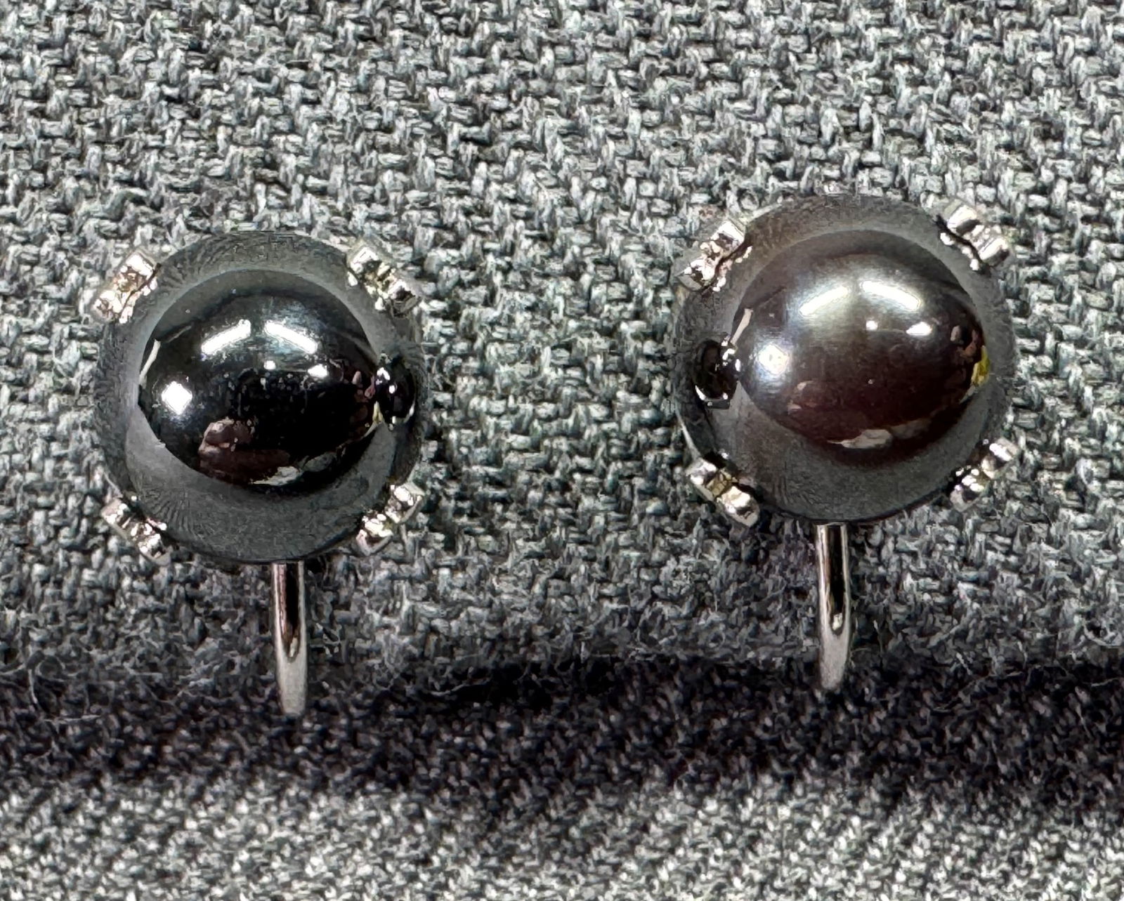 Vintage hematite ball bead silver-toned screw back earrings: IN HOUSE FLAT SHIPPING & HANDLING COST WITHIN ALL THE U.S. : 7 To bypass LiveShipping, and use our In-House shipping service for 7 or shipping combined for multiple lots, plase select “Arrange Y