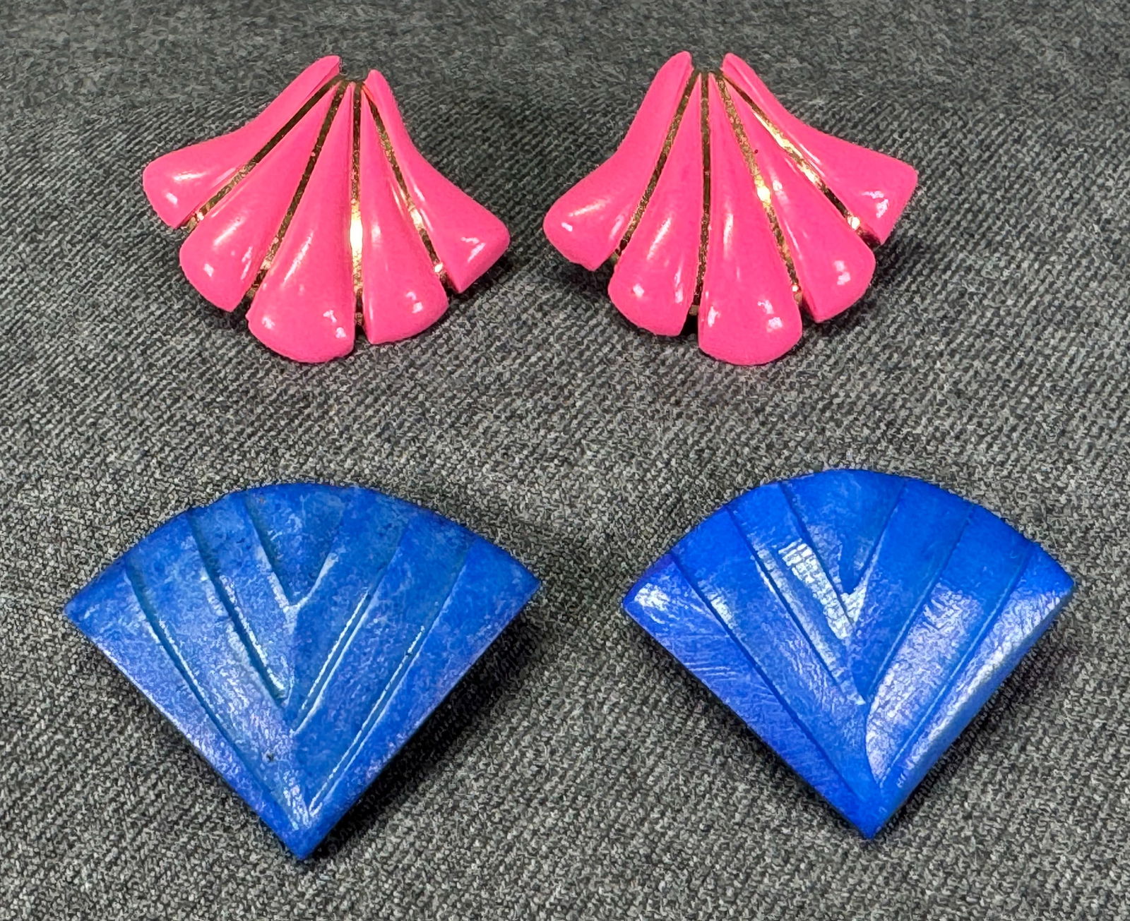 Vintage blue clip and fuchsia resin stud fan shaped earrings.: IN HOUSE FLAT SHIPPING & HANDLING COST WITHIN ALL THE U.S. : 7 To bypass LiveShipping, and use our In-House shipping service for 7 or shipping combined for multiple lots, please select “Arrange